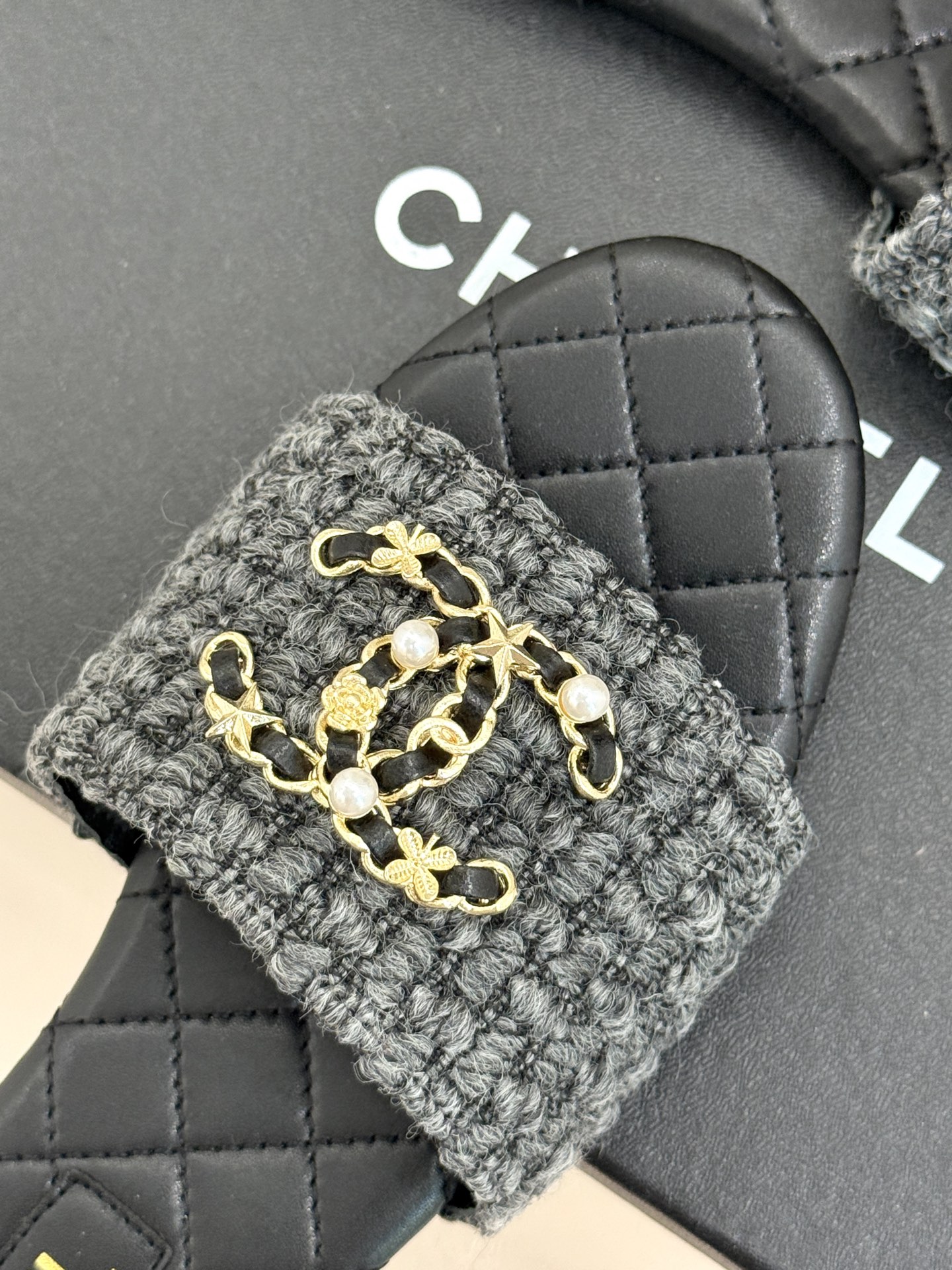 
CHANE*｜小香经典春夏
双C链条扣拖鞋
拖鞋的狂热爱好者又来了 
可以承包你一整个夏天的时髦
经典