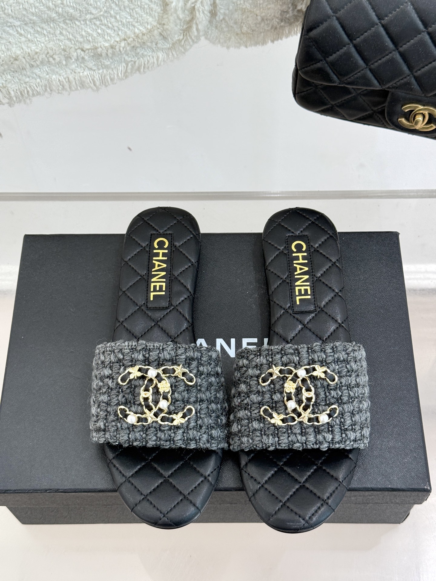 
CHANE*｜小香经典春夏
双C链条扣拖鞋
拖鞋的狂热爱好者又来了 
可以承包你一整个夏天的时髦
经典