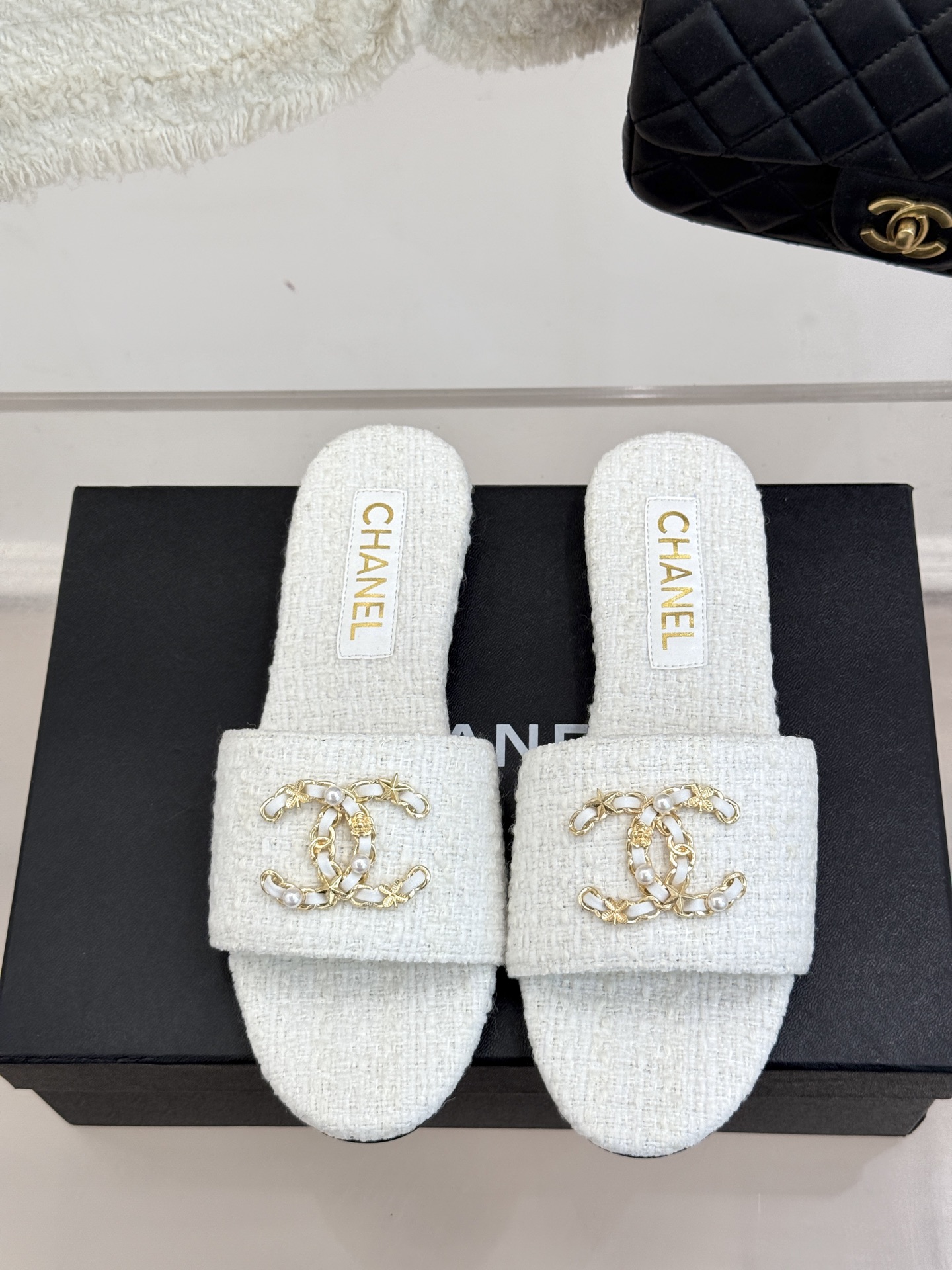 
CHANE*｜小香经典春夏
双C链条扣拖鞋
拖鞋的狂热爱好者又来了 
可以承包你一整个夏天的时髦
经典