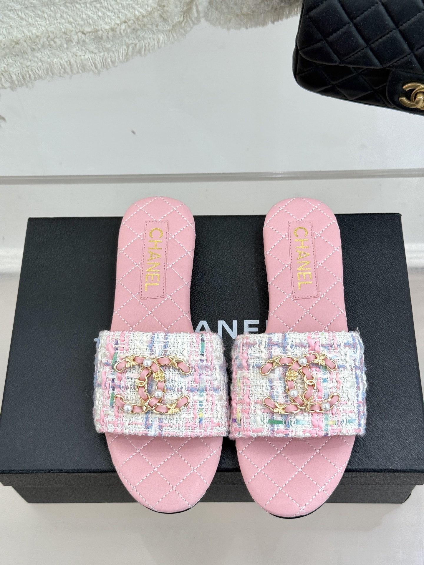 
CHANE*｜小香经典春夏
双C链条扣拖鞋
拖鞋的狂热爱好者又来了 
可以承包你一整个夏天的时髦
经典