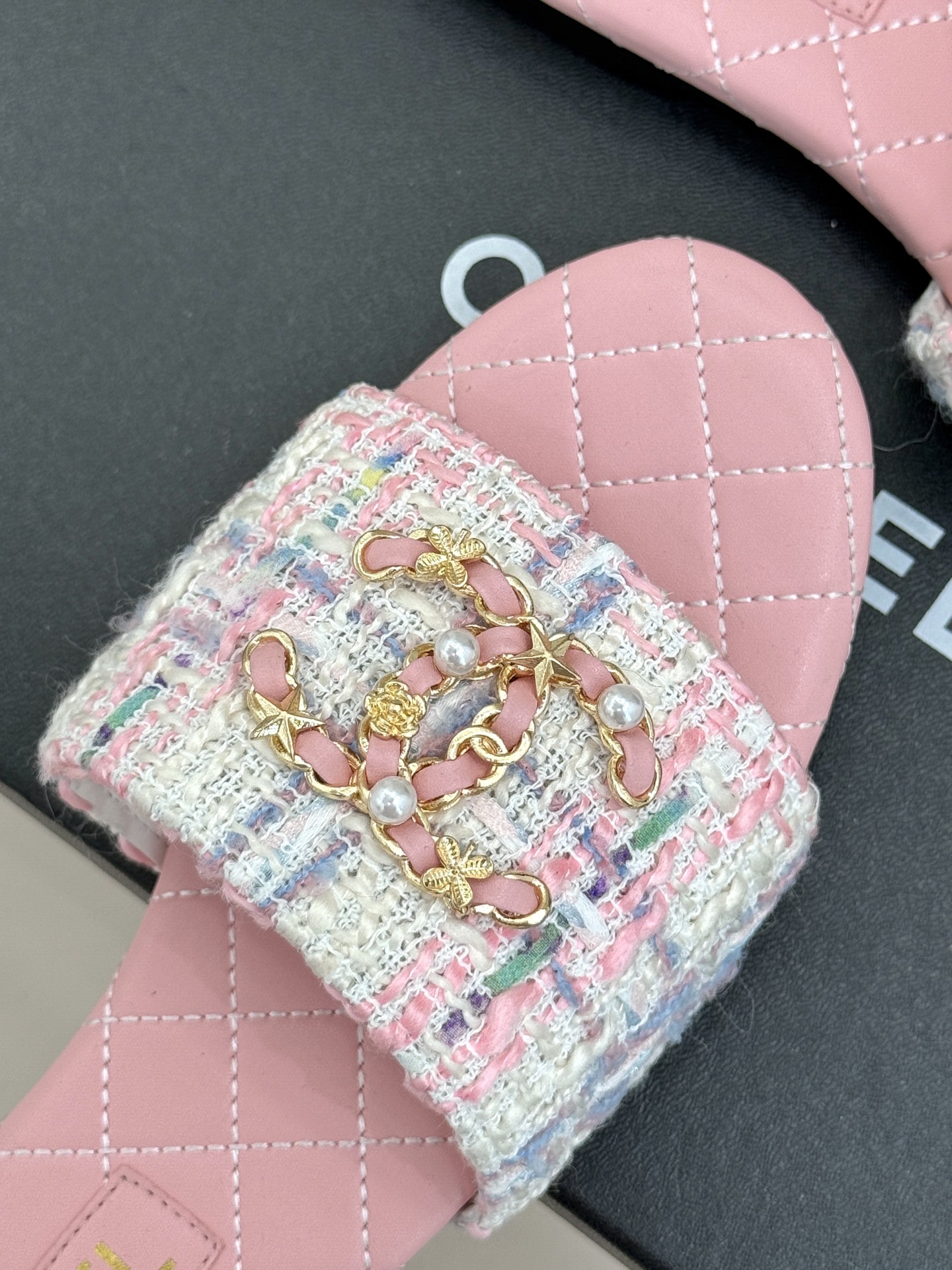 
CHANE*｜小香经典春夏
双C链条扣拖鞋
拖鞋的狂热爱好者又来了 
可以承包你一整个夏天的时髦
经典