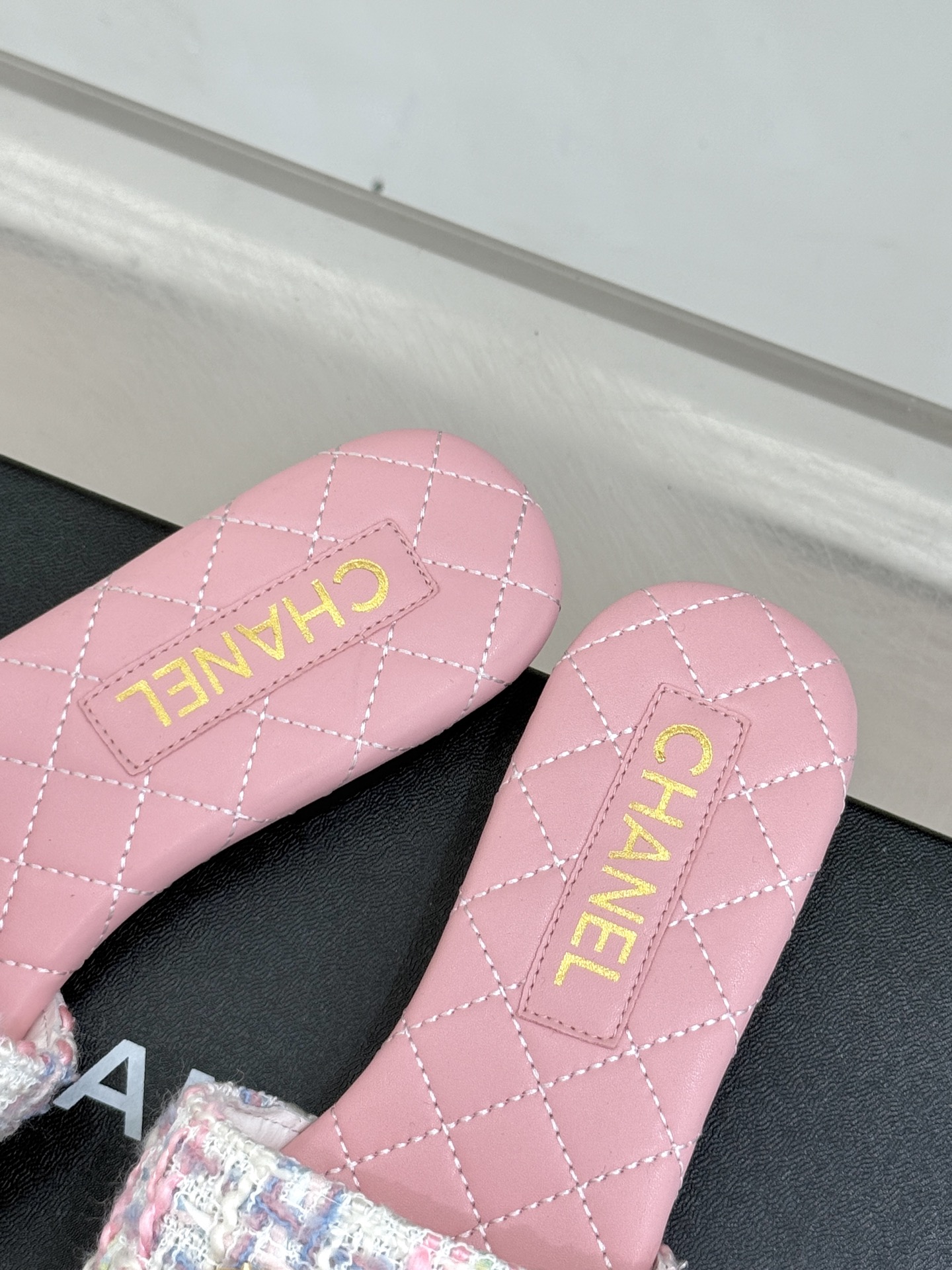 
CHANE*｜小香经典春夏
双C链条扣拖鞋
拖鞋的狂热爱好者又来了 
可以承包你一整个夏天的时髦
经典