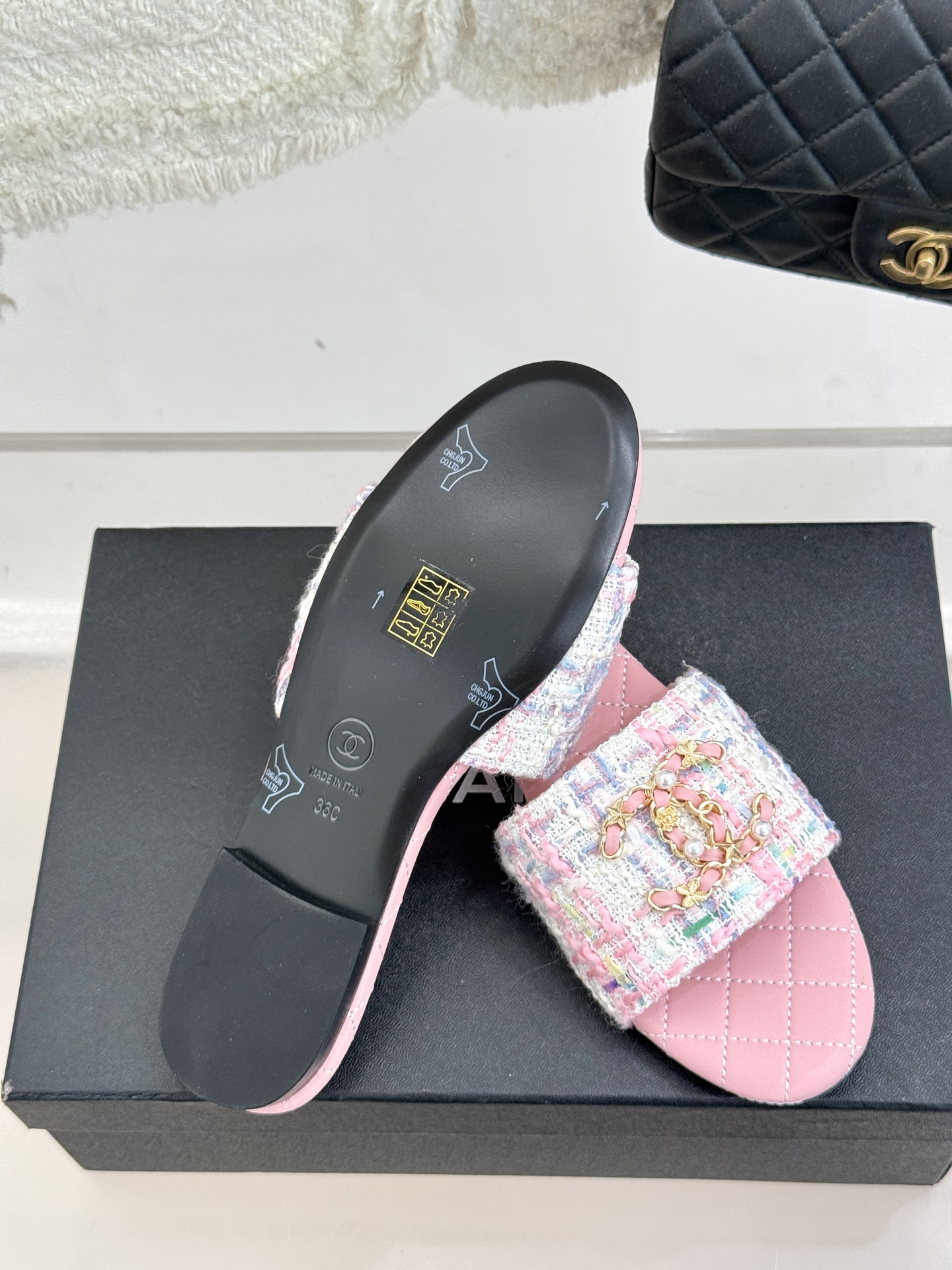 
CHANE*｜小香经典春夏
双C链条扣拖鞋
拖鞋的狂热爱好者又来了 
可以承包你一整个夏天的时髦
经典