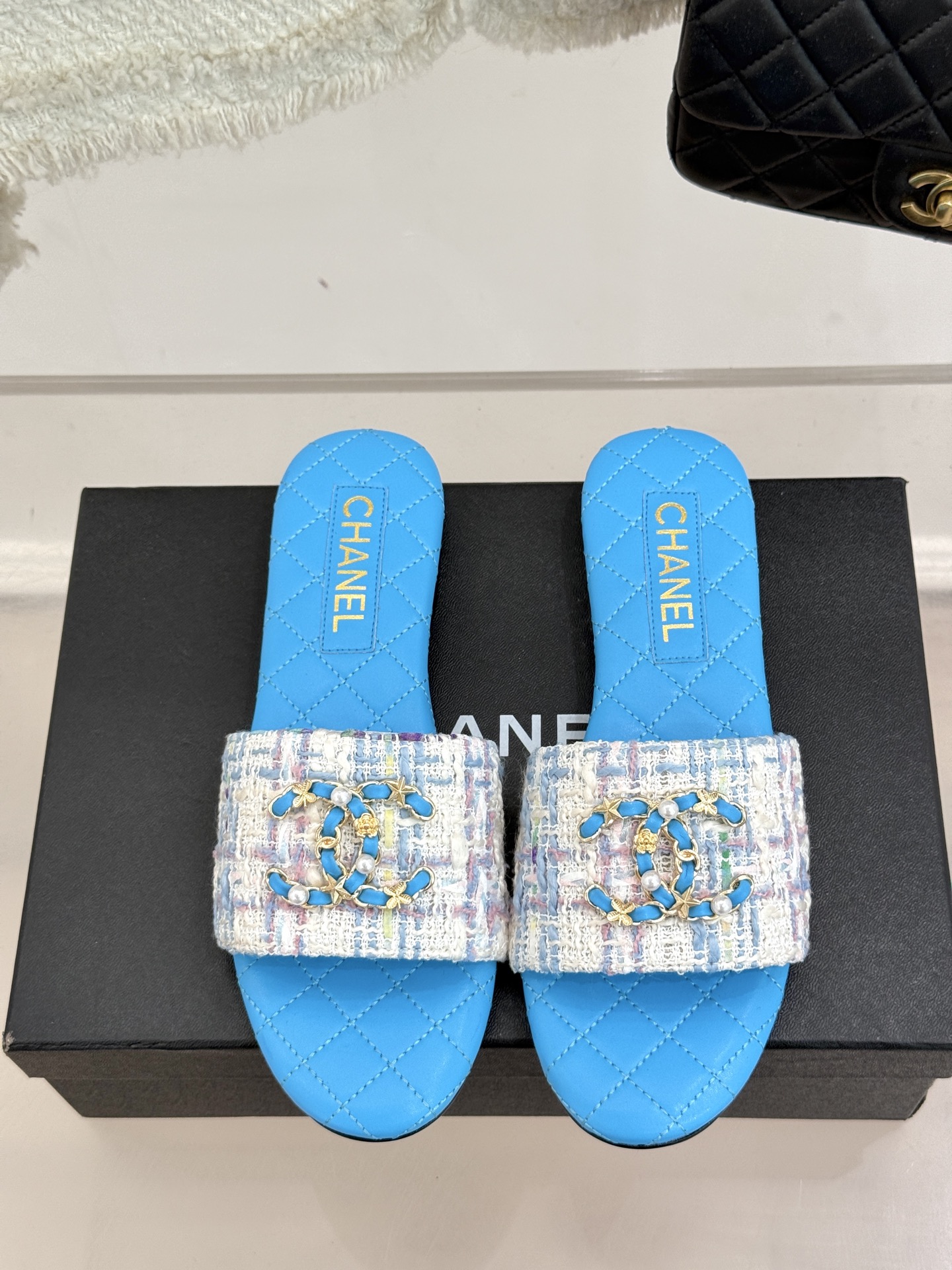 
CHANE*｜小香经典春夏
双C链条扣拖鞋
拖鞋的狂热爱好者又来了 
可以承包你一整个夏天的时髦
经典