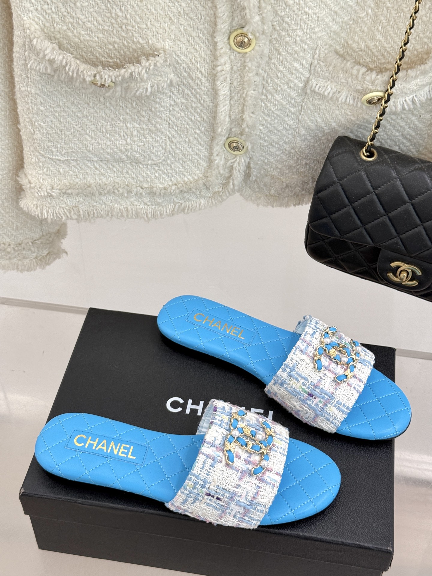 
CHANE*｜小香经典春夏
双C链条扣拖鞋
拖鞋的狂热爱好者又来了 
可以承包你一整个夏天的时髦
经典