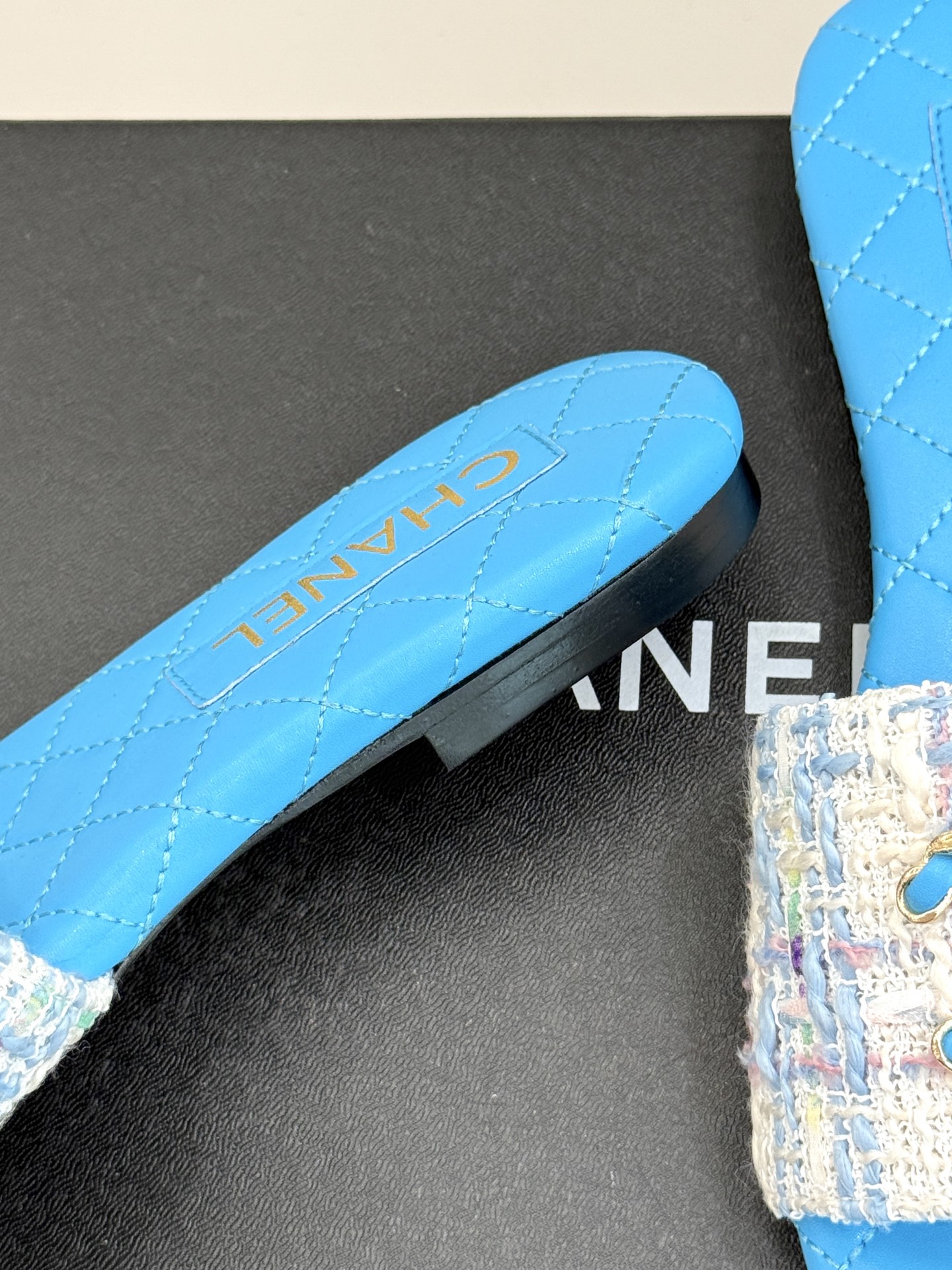 
CHANE*｜小香经典春夏
双C链条扣拖鞋
拖鞋的狂热爱好者又来了 
可以承包你一整个夏天的时髦
经典