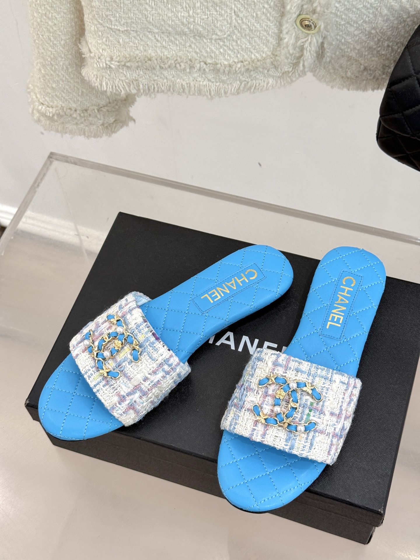 
CHANE*｜小香经典春夏
双C链条扣拖鞋
拖鞋的狂热爱好者又来了 
可以承包你一整个夏天的时髦
经典
