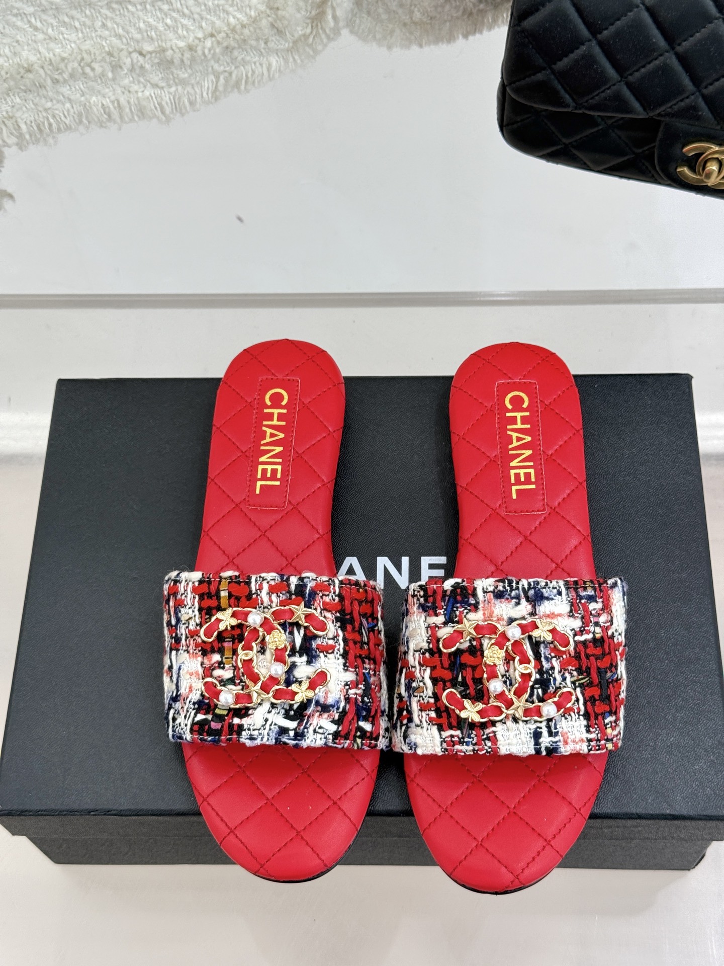 
CHANE*｜小香经典春夏
双C链条扣拖鞋
拖鞋的狂热爱好者又来了 
可以承包你一整个夏天的时髦
经典