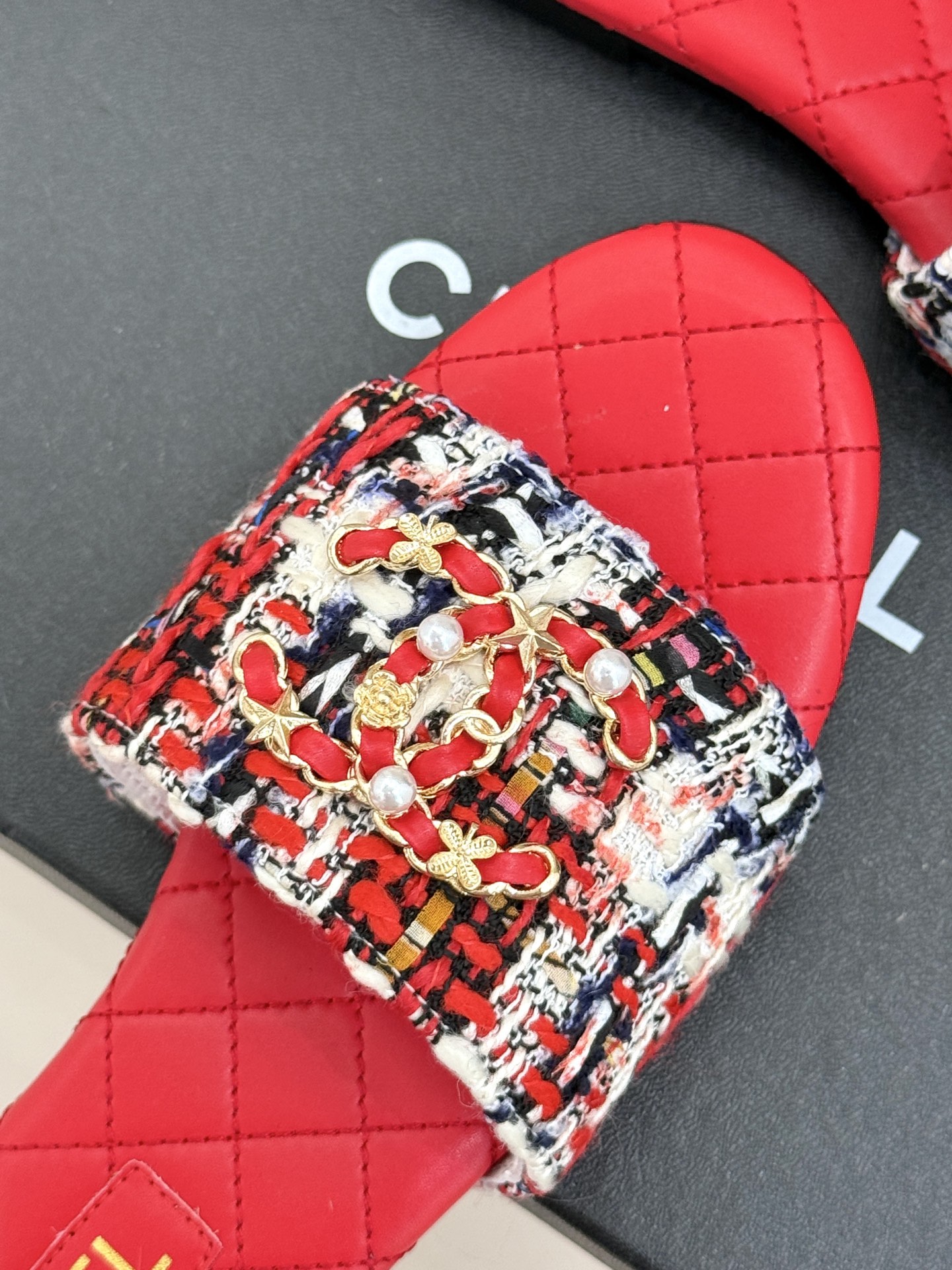 
CHANE*｜小香经典春夏
双C链条扣拖鞋
拖鞋的狂热爱好者又来了 
可以承包你一整个夏天的时髦
经典