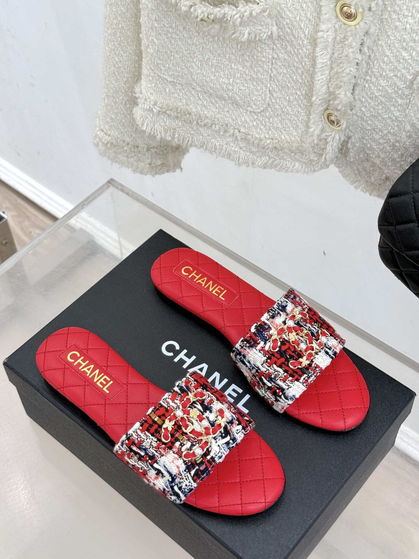 
CHANE*｜小香经典春夏
双C链条扣拖鞋
拖鞋的狂热爱好者又来了 
可以承包你一整个夏天的时髦
经典