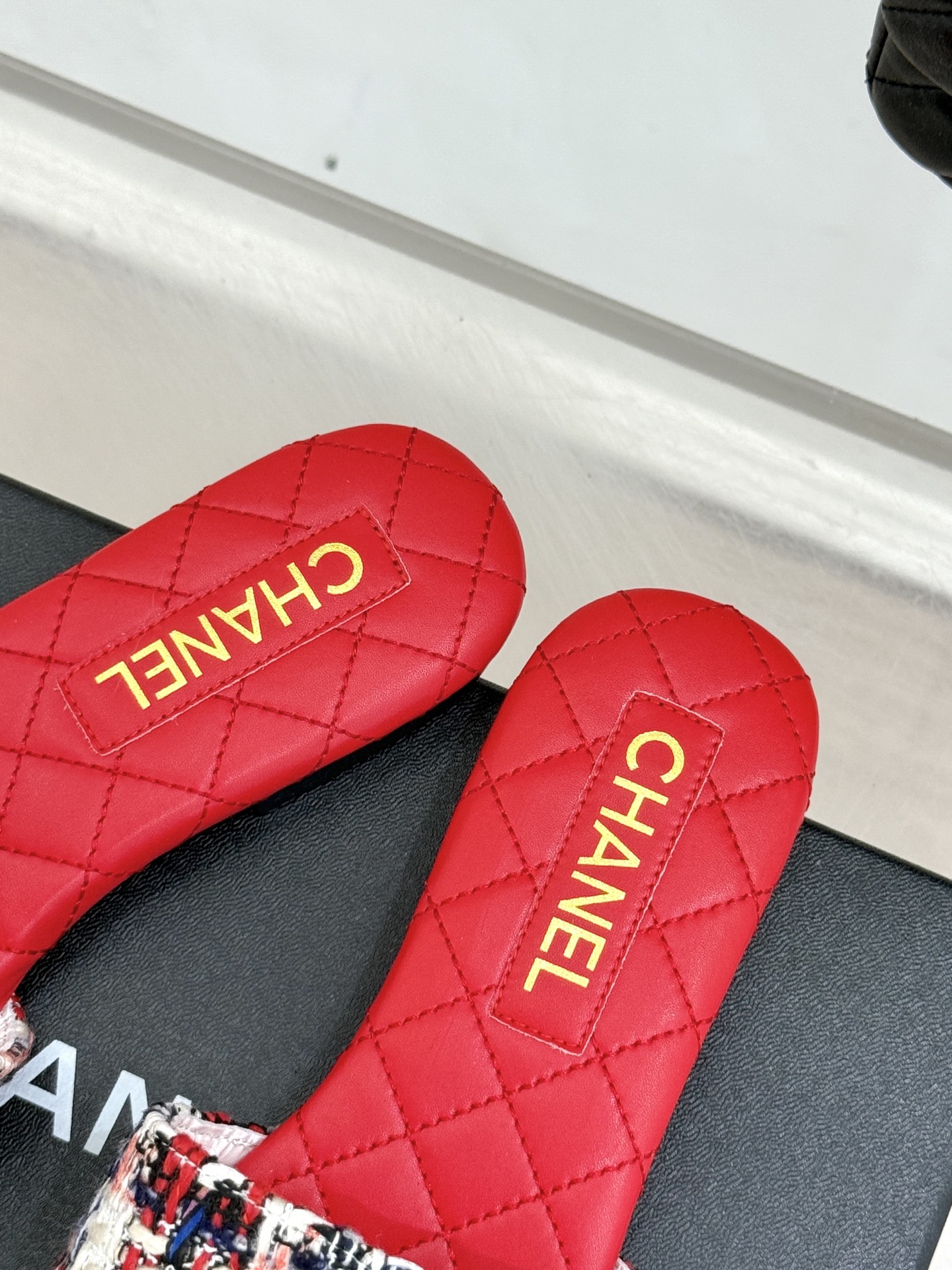 
CHANE*｜小香经典春夏
双C链条扣拖鞋
拖鞋的狂热爱好者又来了 
可以承包你一整个夏天的时髦
经典
