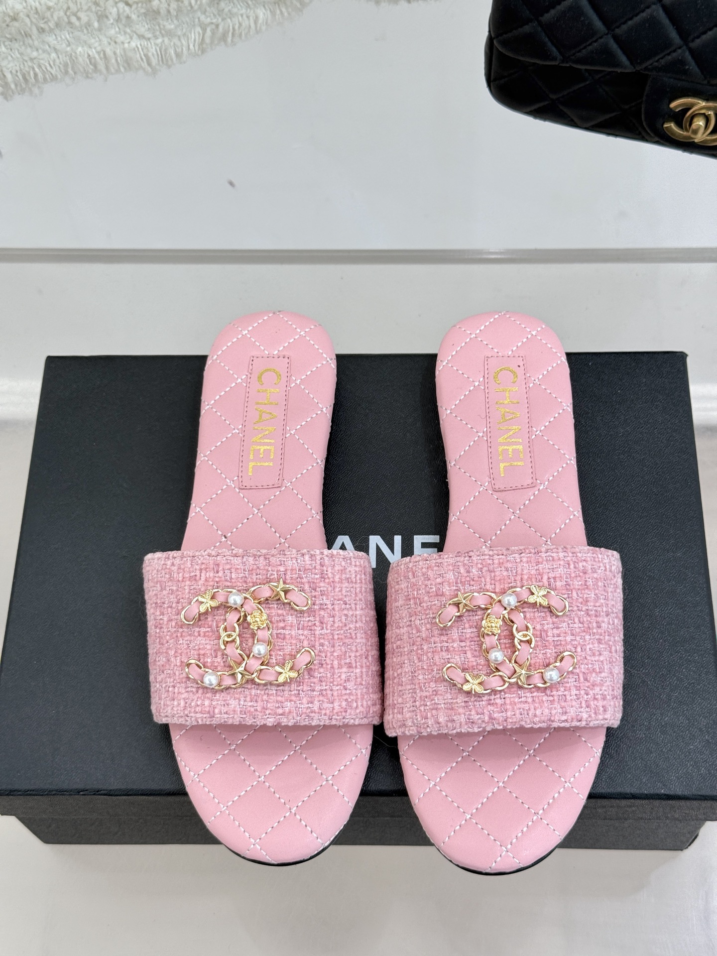 
CHANE*｜小香经典春夏
双C链条扣拖鞋
拖鞋的狂热爱好者又来了 
可以承包你一整个夏天的时髦
经典