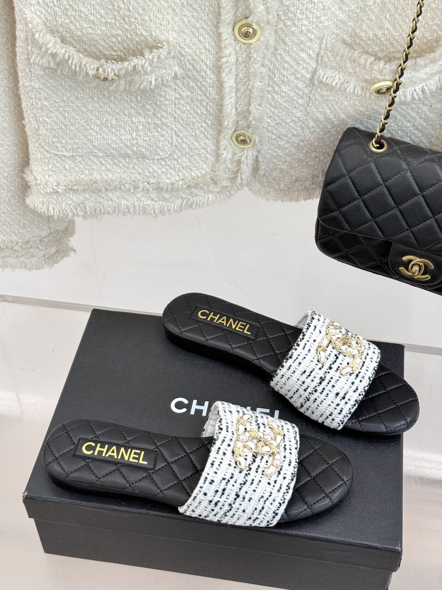 
CHANE*｜小香经典春夏
双C链条扣拖鞋
拖鞋的狂热爱好者又来了 
可以承包你一整个夏天的时髦
经典