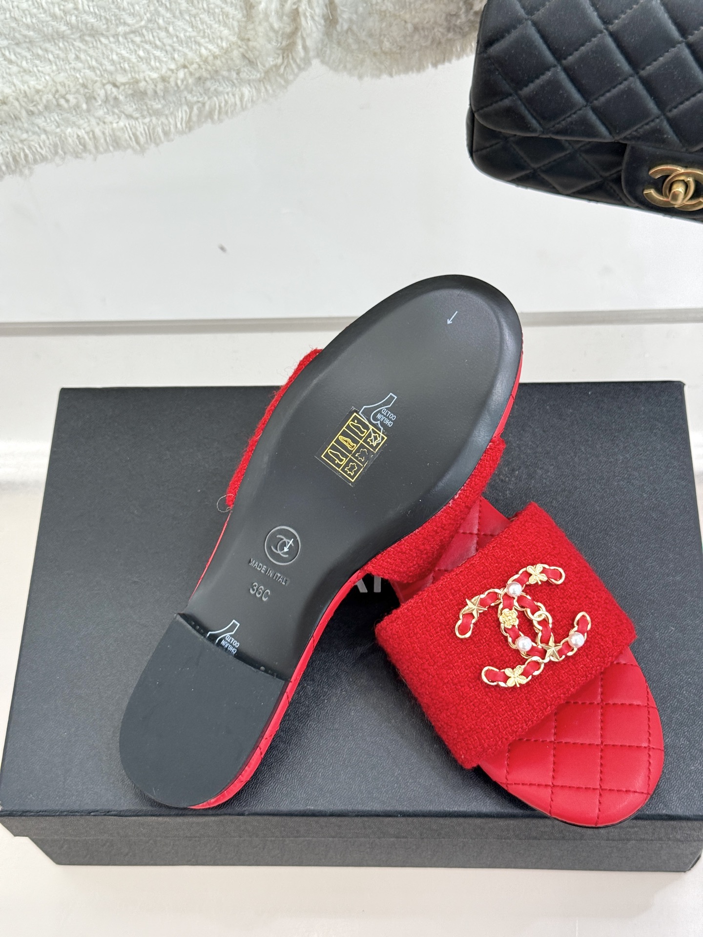
CHANE*｜小香经典春夏
双C链条扣拖鞋
拖鞋的狂热爱好者又来了 
可以承包你一整个夏天的时髦
经典