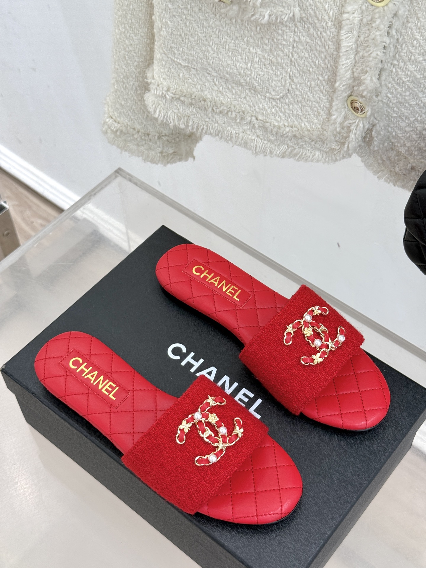
CHANE*｜小香经典春夏
双C链条扣拖鞋
拖鞋的狂热爱好者又来了 
可以承包你一整个夏天的时髦
经典