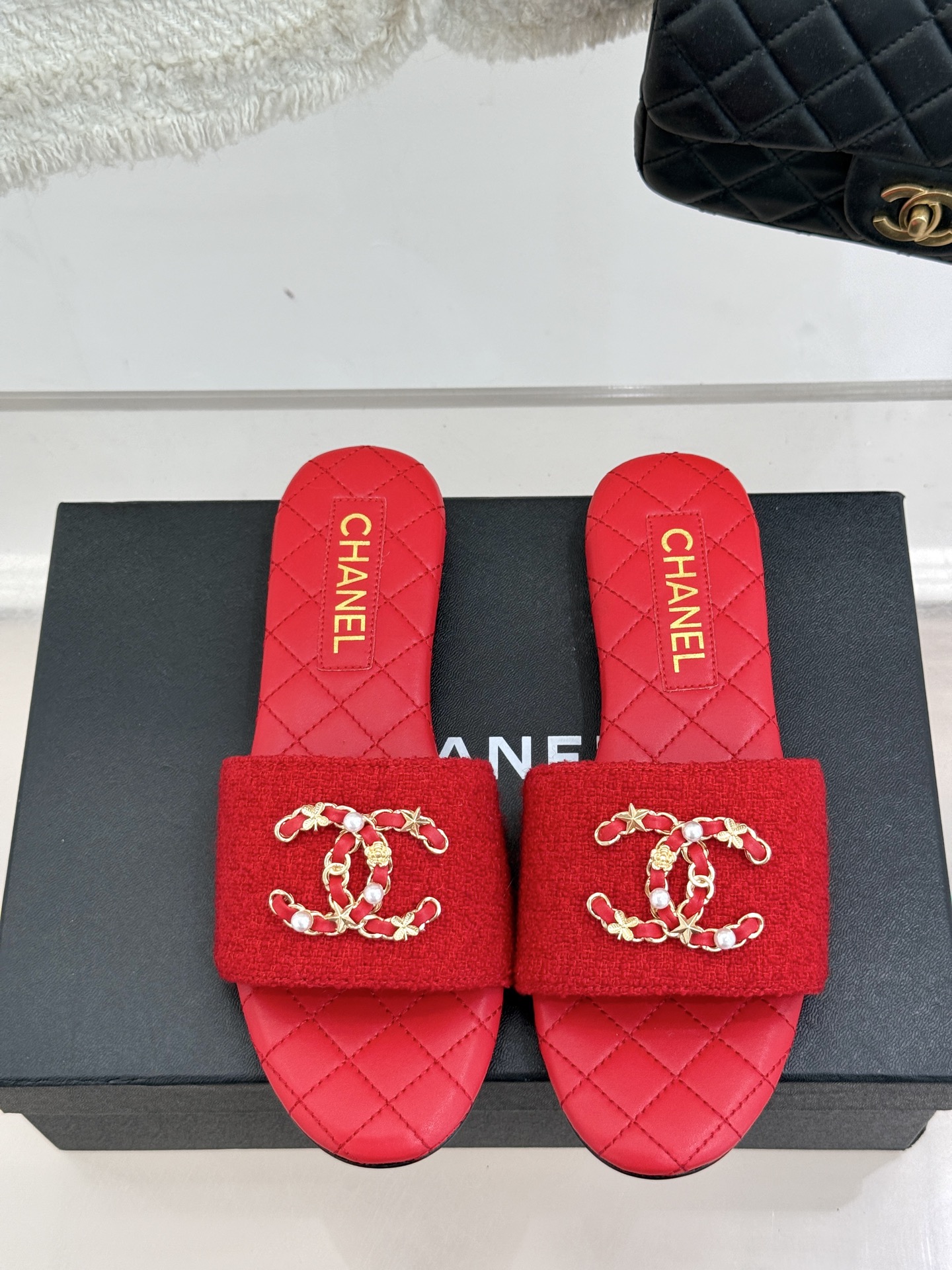 
CHANE*｜小香经典春夏
双C链条扣拖鞋
拖鞋的狂热爱好者又来了 
可以承包你一整个夏天的时髦
经典