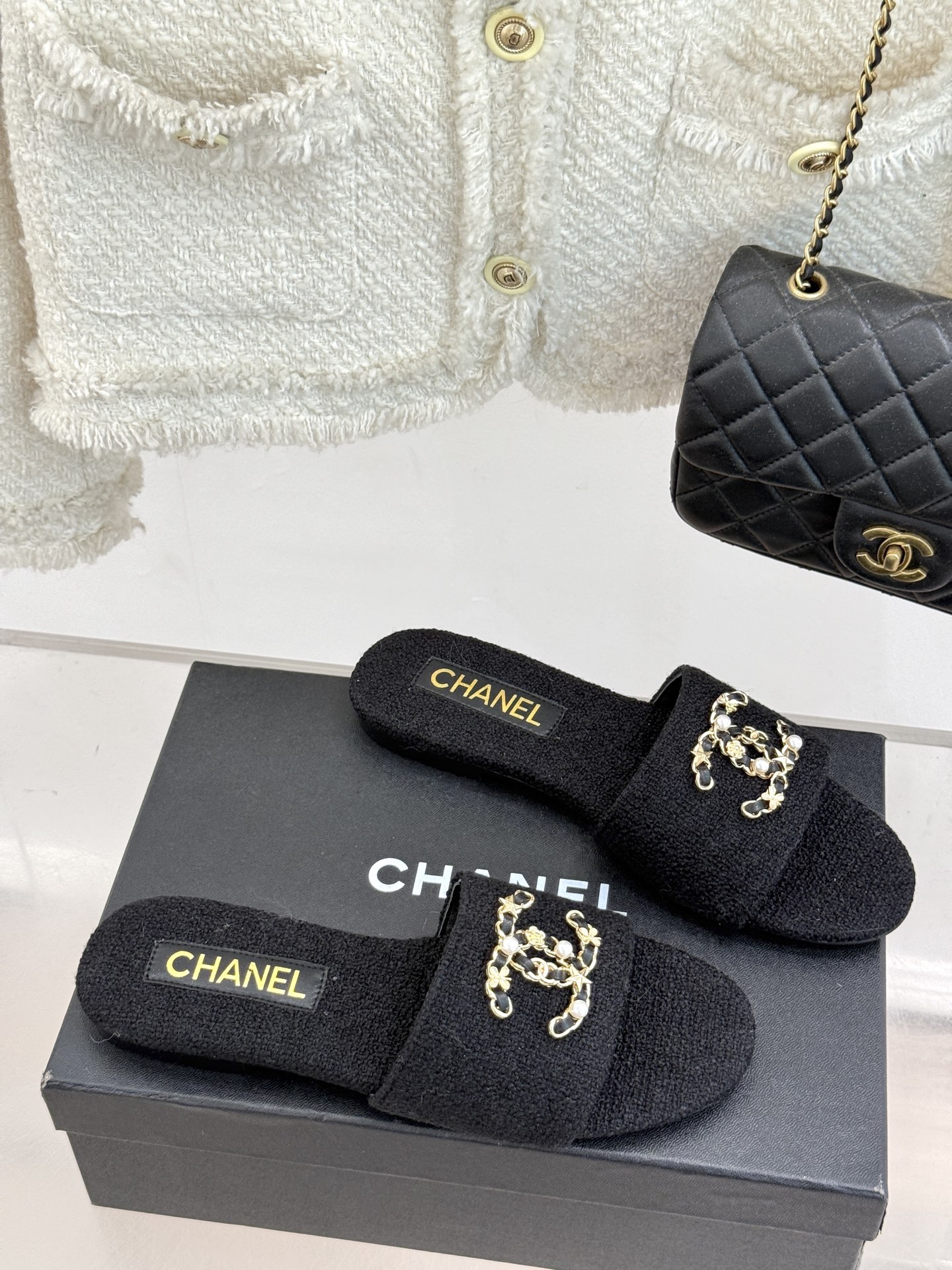 
CHANE*｜小香经典春夏
双C链条扣拖鞋
拖鞋的狂热爱好者又来了 
可以承包你一整个夏天的时髦
经典