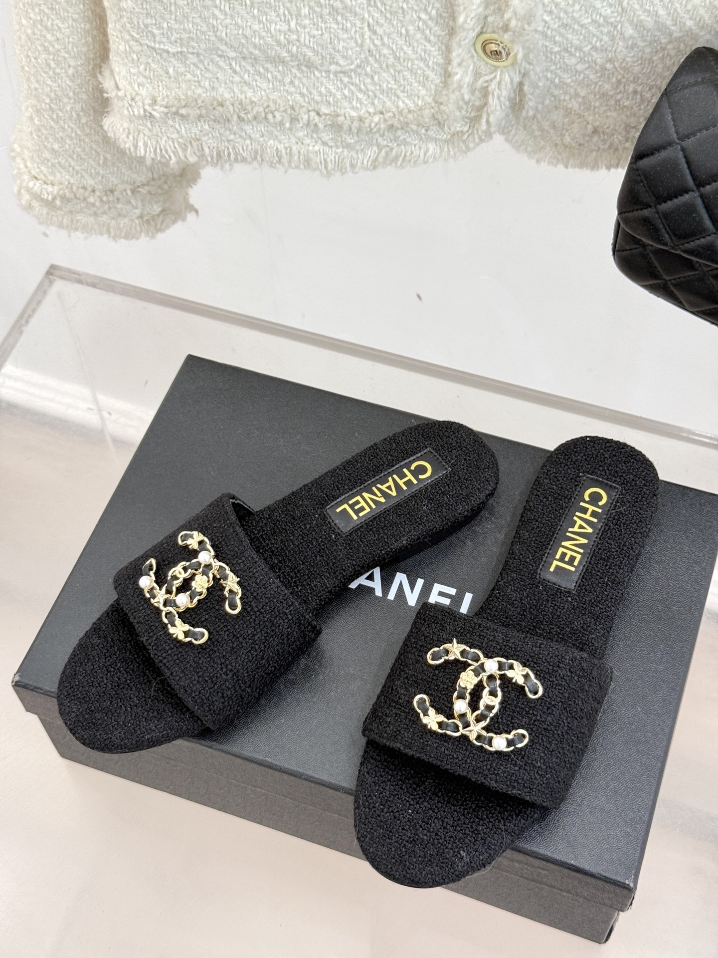 
CHANE*｜小香经典春夏
双C链条扣拖鞋
拖鞋的狂热爱好者又来了 
可以承包你一整个夏天的时髦
经典