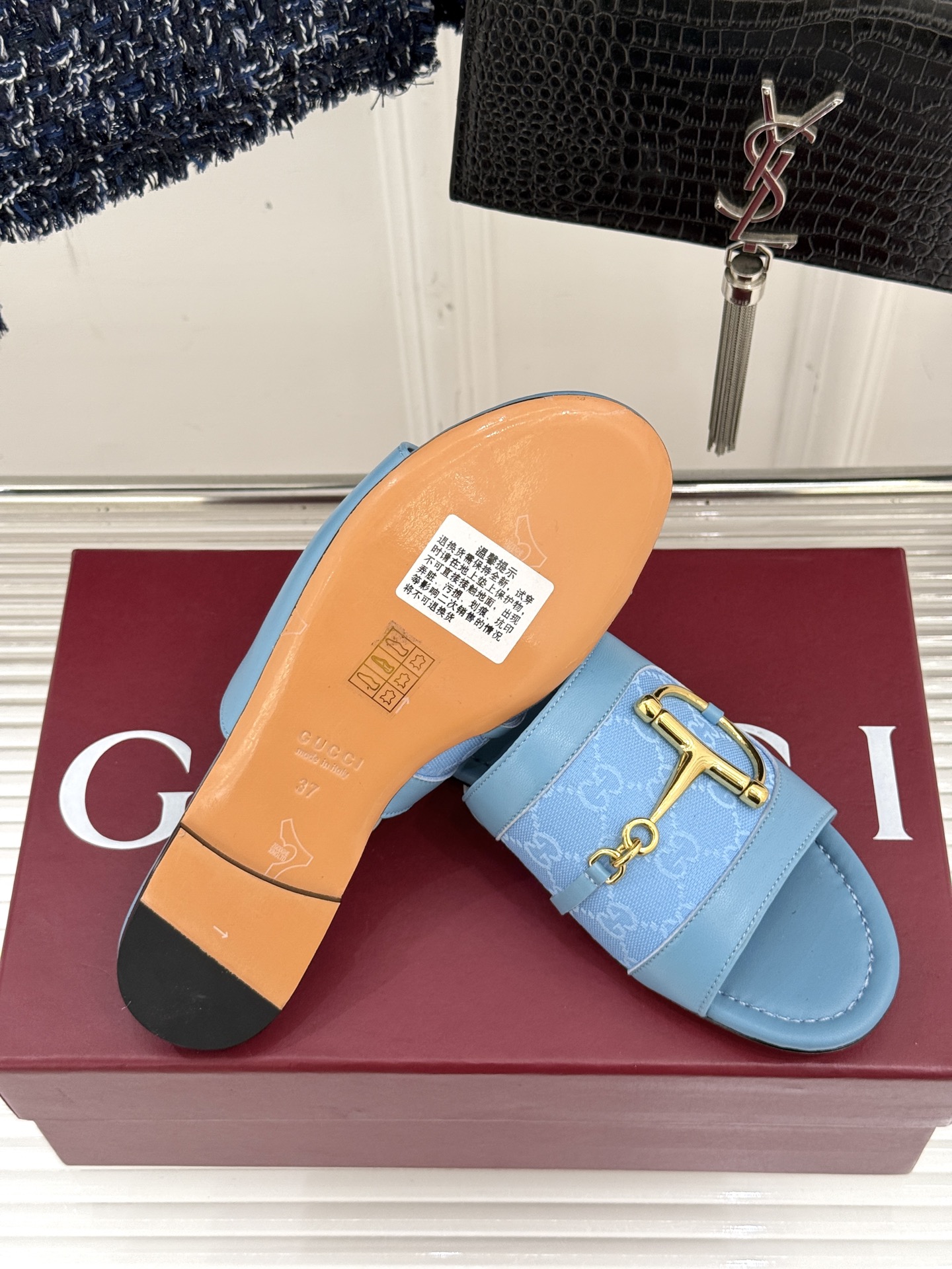 
Gucci/古驰经典老花马衔扣拖鞋
夏天最值得入手的单品❗️
自带高级气场的凉鞋
搭配裙装裤装率性洒脱