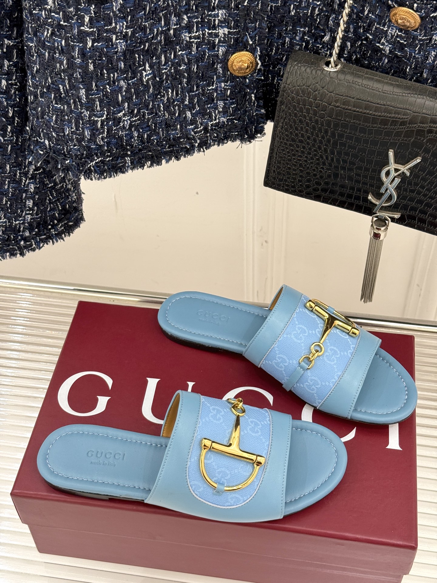 
Gucci/古驰经典老花马衔扣拖鞋
夏天最值得入手的单品❗️
自带高级气场的凉鞋
搭配裙装裤装率性洒脱