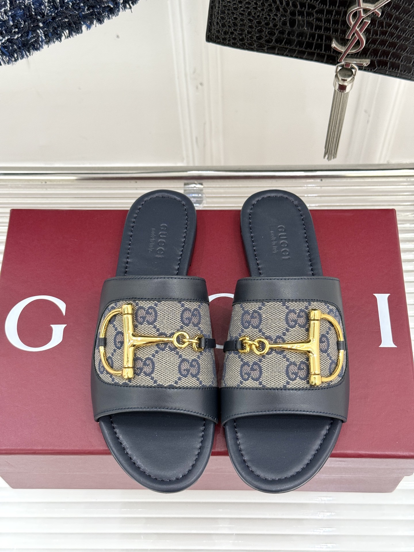 
Gucci/古驰经典老花马衔扣拖鞋
夏天最值得入手的单品❗️
自带高级气场的凉鞋
搭配裙装裤装率性洒脱