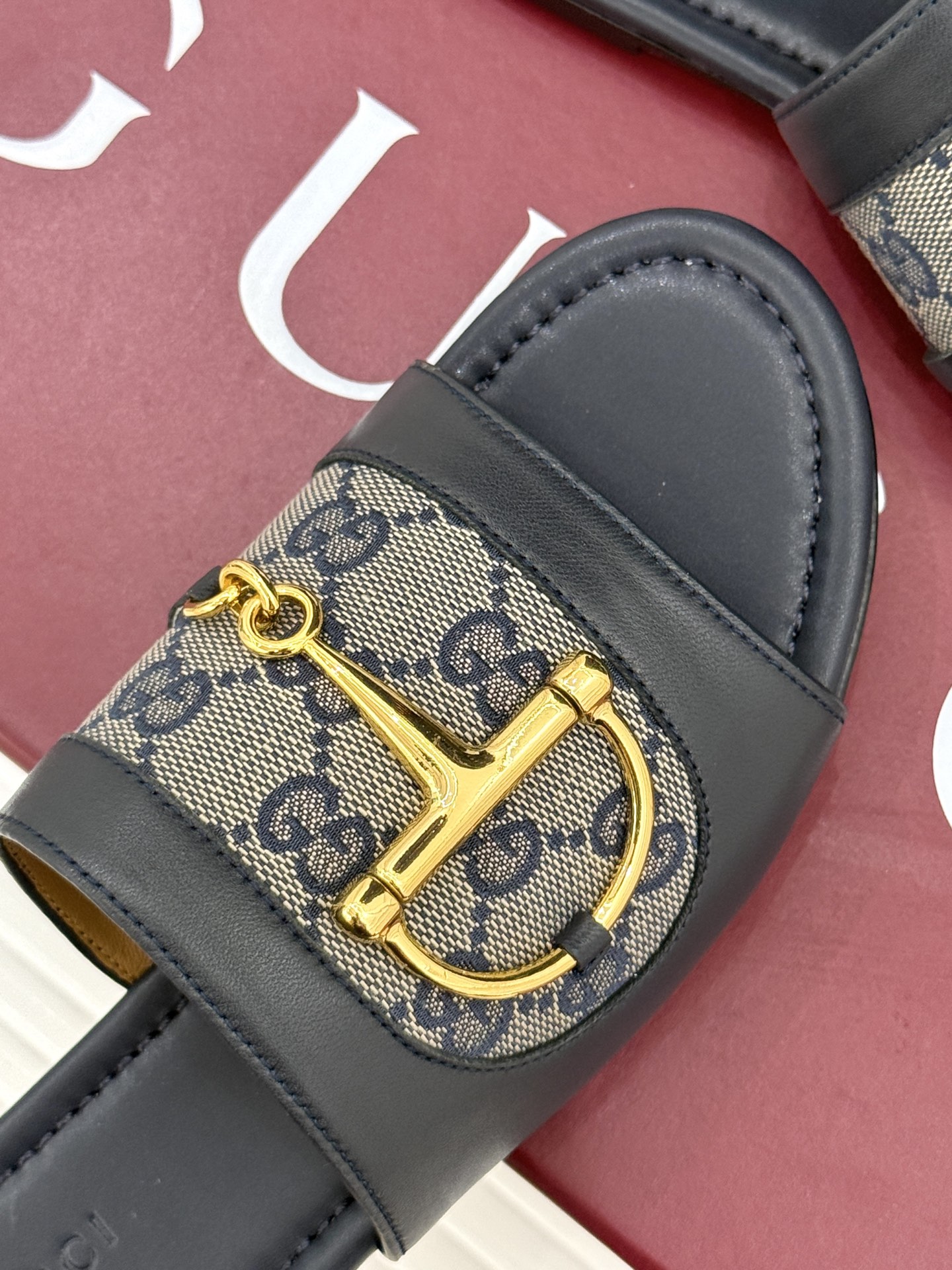 
Gucci/古驰经典老花马衔扣拖鞋
夏天最值得入手的单品❗️
自带高级气场的凉鞋
搭配裙装裤装率性洒脱