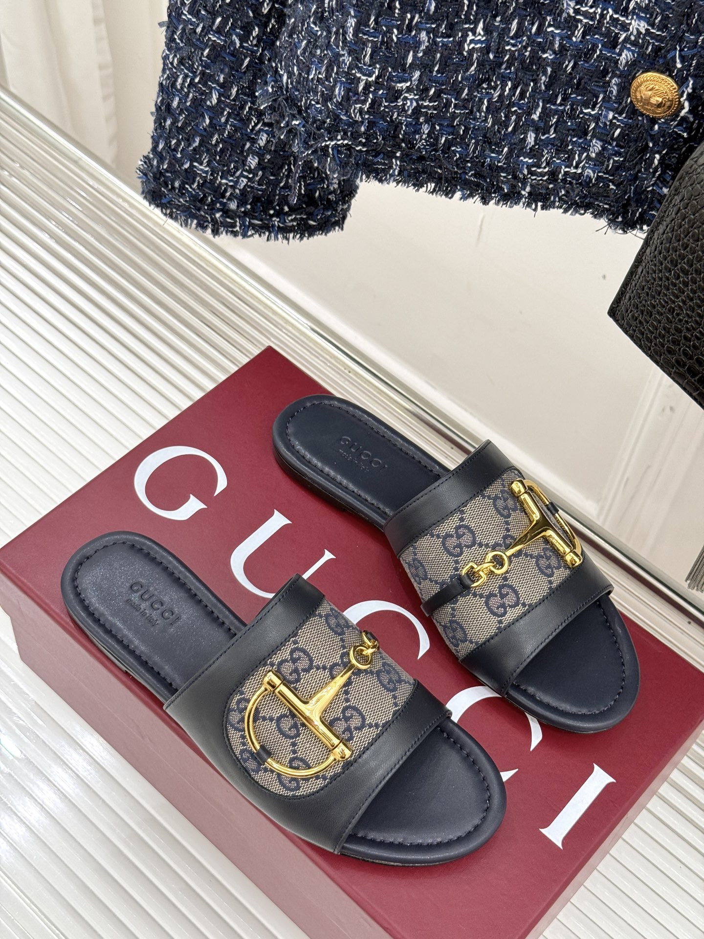 
Gucci/古驰经典老花马衔扣拖鞋
夏天最值得入手的单品❗️
自带高级气场的凉鞋
搭配裙装裤装率性洒脱