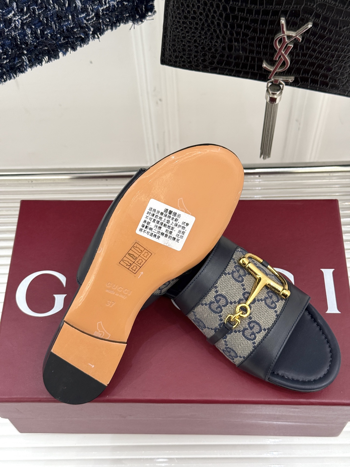 
Gucci/古驰经典老花马衔扣拖鞋
夏天最值得入手的单品❗️
自带高级气场的凉鞋
搭配裙装裤装率性洒脱
