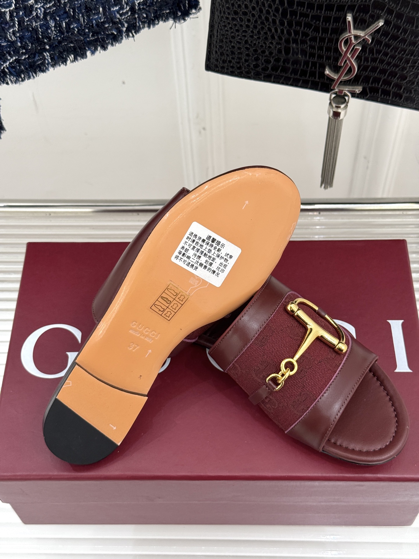 
Gucci/古驰经典老花马衔扣拖鞋
夏天最值得入手的单品❗️
自带高级气场的凉鞋
搭配裙装裤装率性洒脱