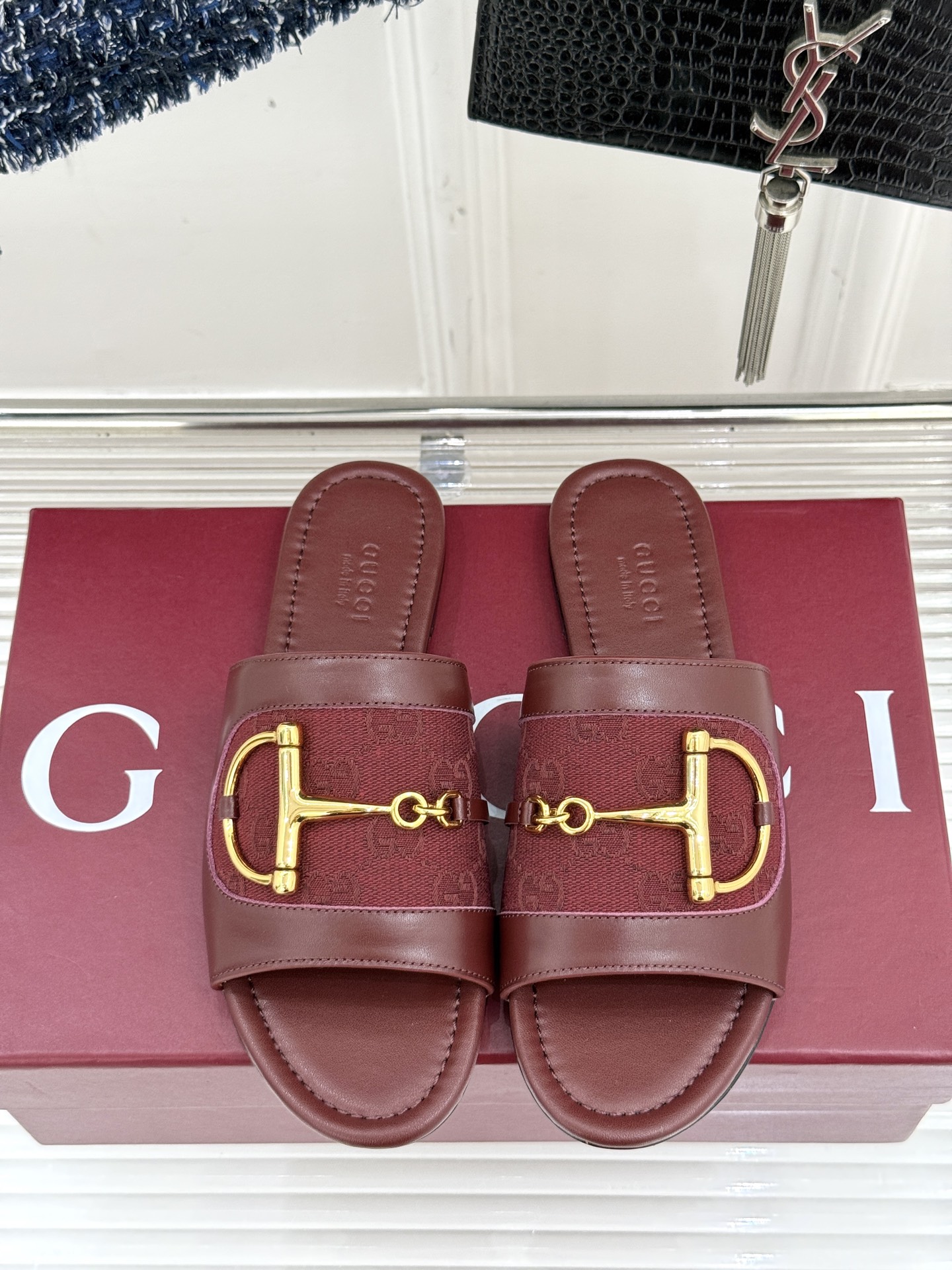 
Gucci/古驰经典老花马衔扣拖鞋
夏天最值得入手的单品❗️
自带高级气场的凉鞋
搭配裙装裤装率性洒脱