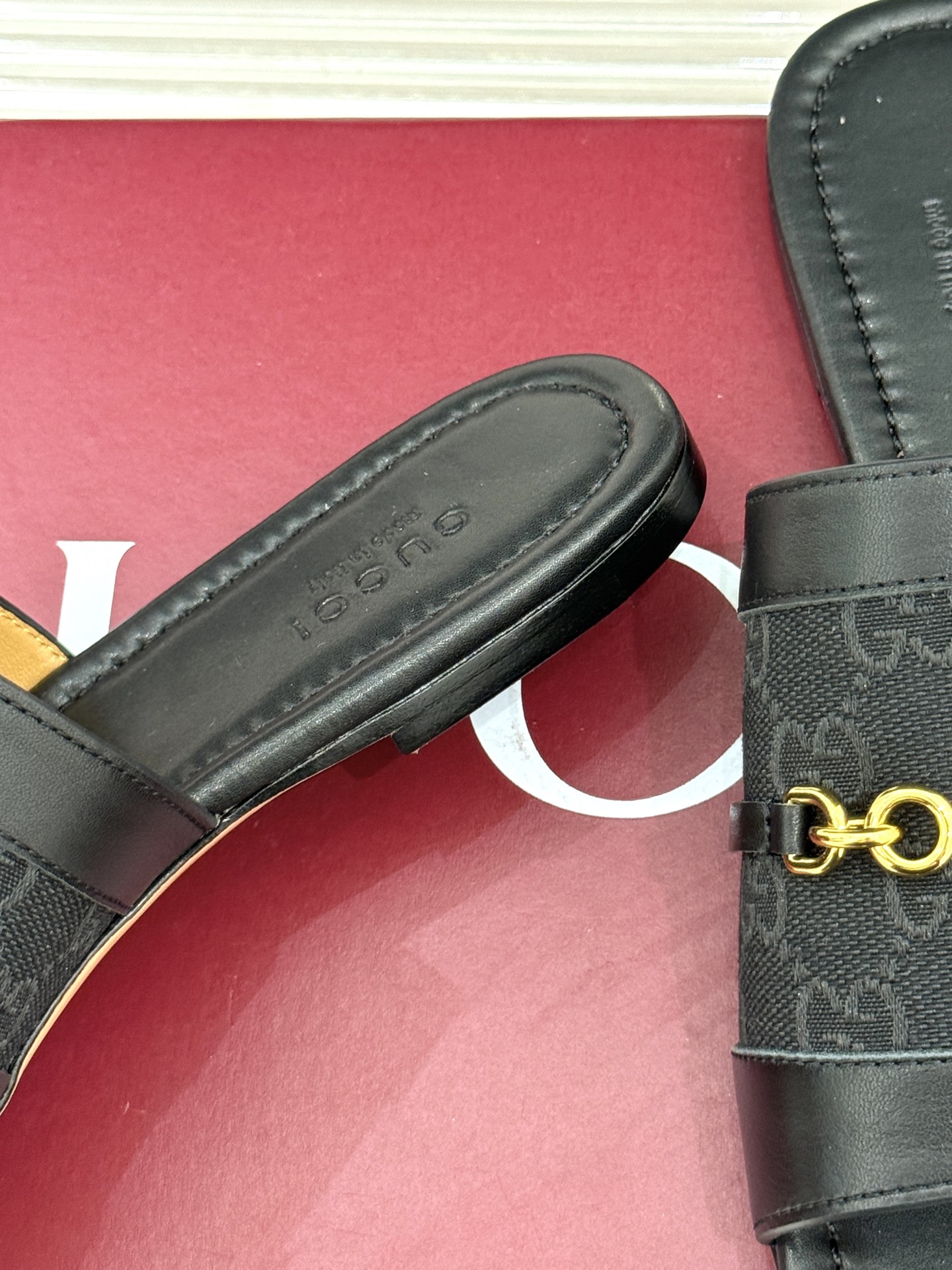 
Gucci/古驰经典老花马衔扣拖鞋
夏天最值得入手的单品❗️
自带高级气场的凉鞋
搭配裙装裤装率性洒脱