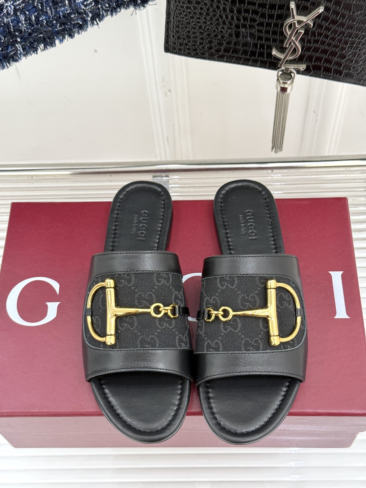 
Gucci/古驰经典老花马衔扣拖鞋
夏天最值得入手的单品❗️
自带高级气场的凉鞋
搭配裙装裤装率性洒脱
