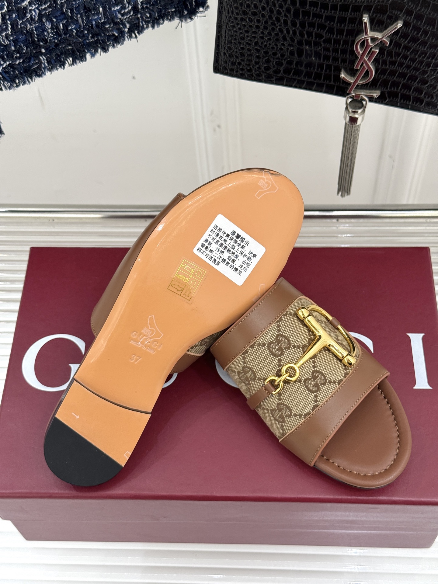 
Gucci/古驰经典老花马衔扣拖鞋
夏天最值得入手的单品❗️
自带高级气场的凉鞋
搭配裙装裤装率性洒脱