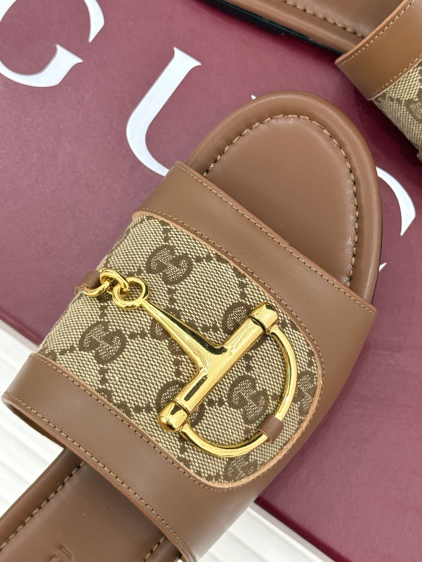 
Gucci/古驰经典老花马衔扣拖鞋
夏天最值得入手的单品❗️
自带高级气场的凉鞋
搭配裙装裤装率性洒脱