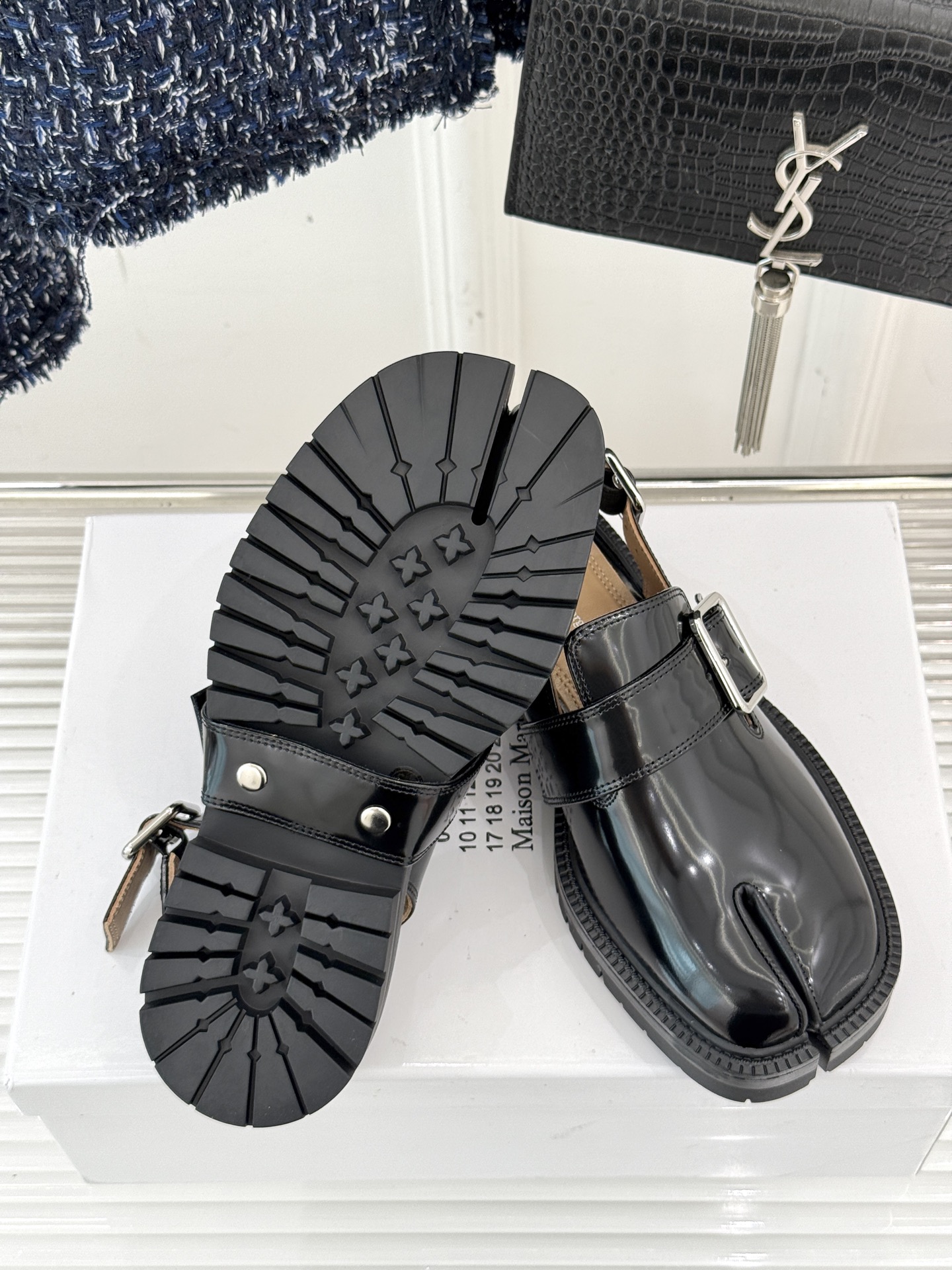 
MaisonMargiela｜MM6马吉拉
复古雕花T字带分趾凉鞋～
刻着“时髦”两字的猪蹄分趾鞋
这