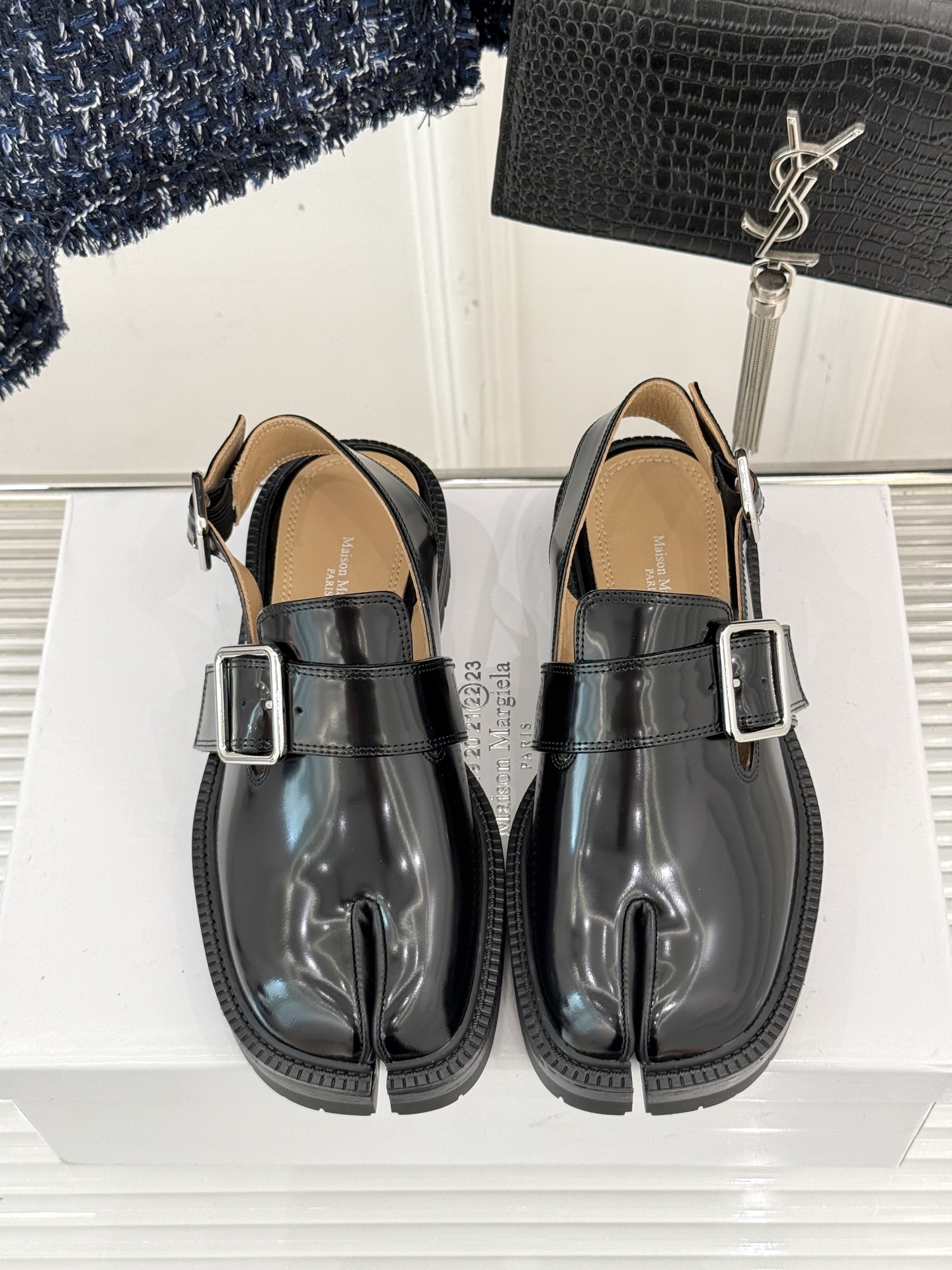 
MaisonMargiela｜MM6马吉拉
复古雕花T字带分趾凉鞋～
刻着“时髦”两字的猪蹄分趾鞋
这
