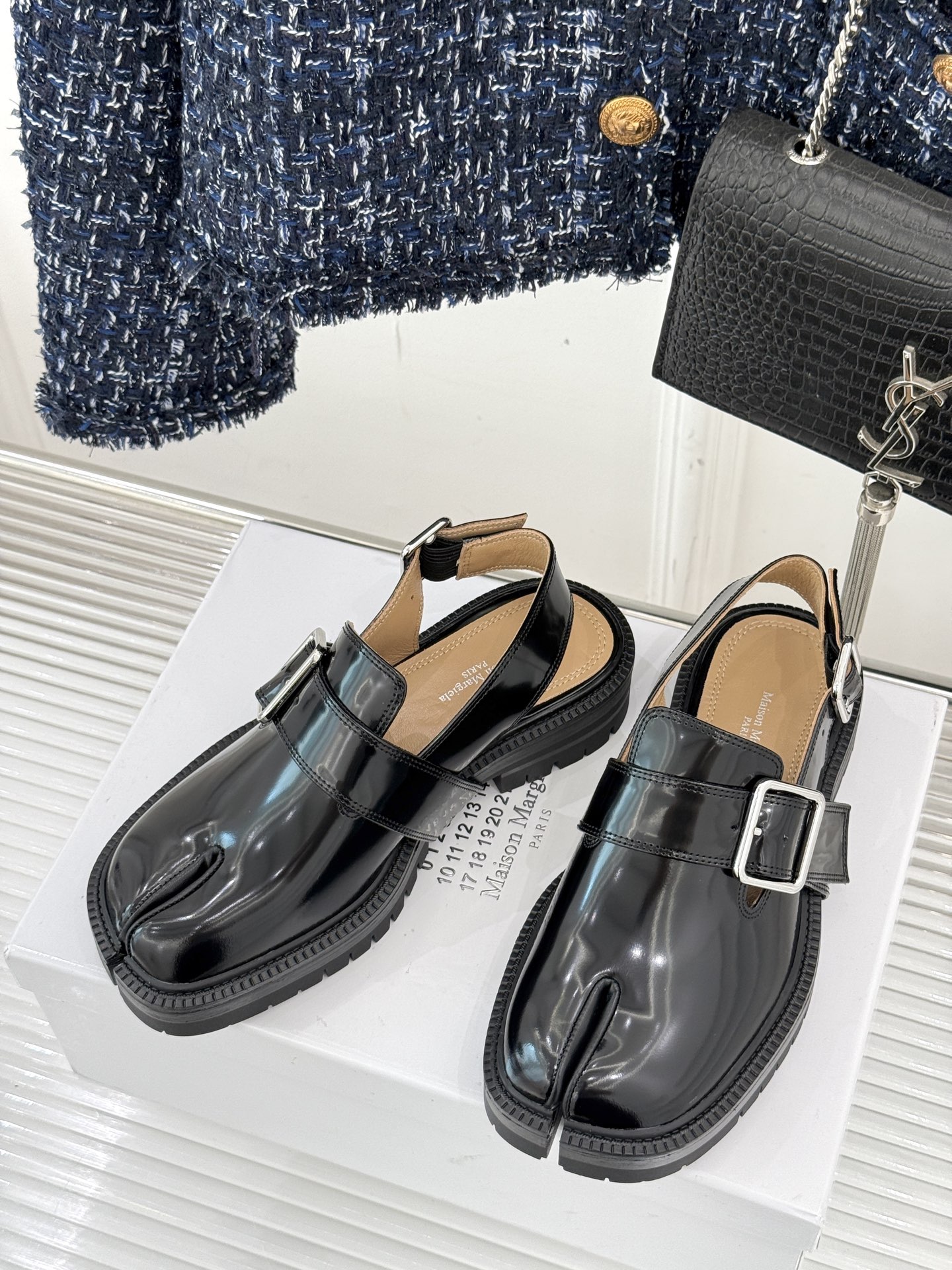 
MaisonMargiela｜MM6马吉拉
复古雕花T字带分趾凉鞋～
刻着“时髦”两字的猪蹄分趾鞋
这