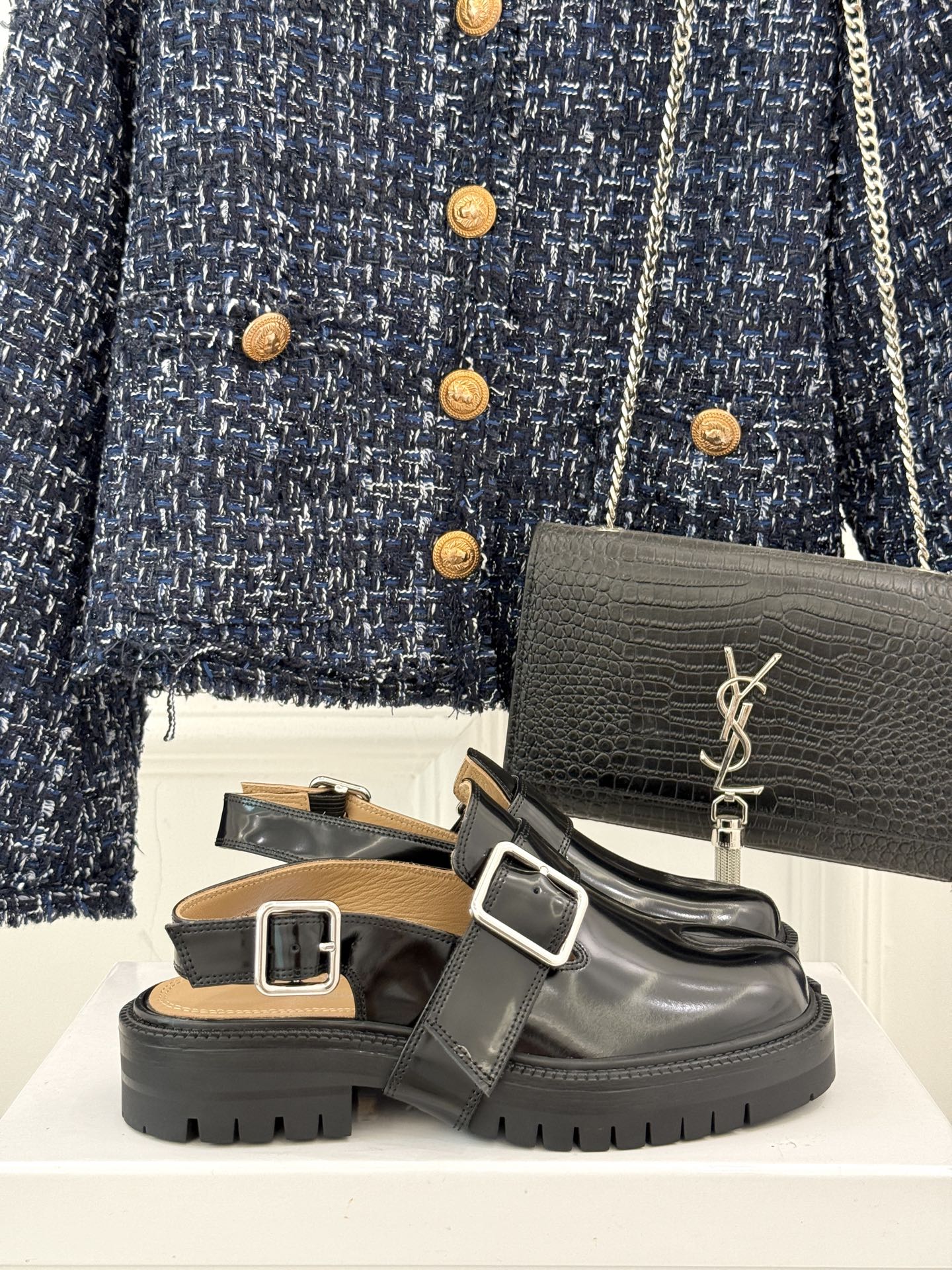 
MaisonMargiela｜MM6马吉拉
复古雕花T字带分趾凉鞋～
刻着“时髦”两字的猪蹄分趾鞋
这