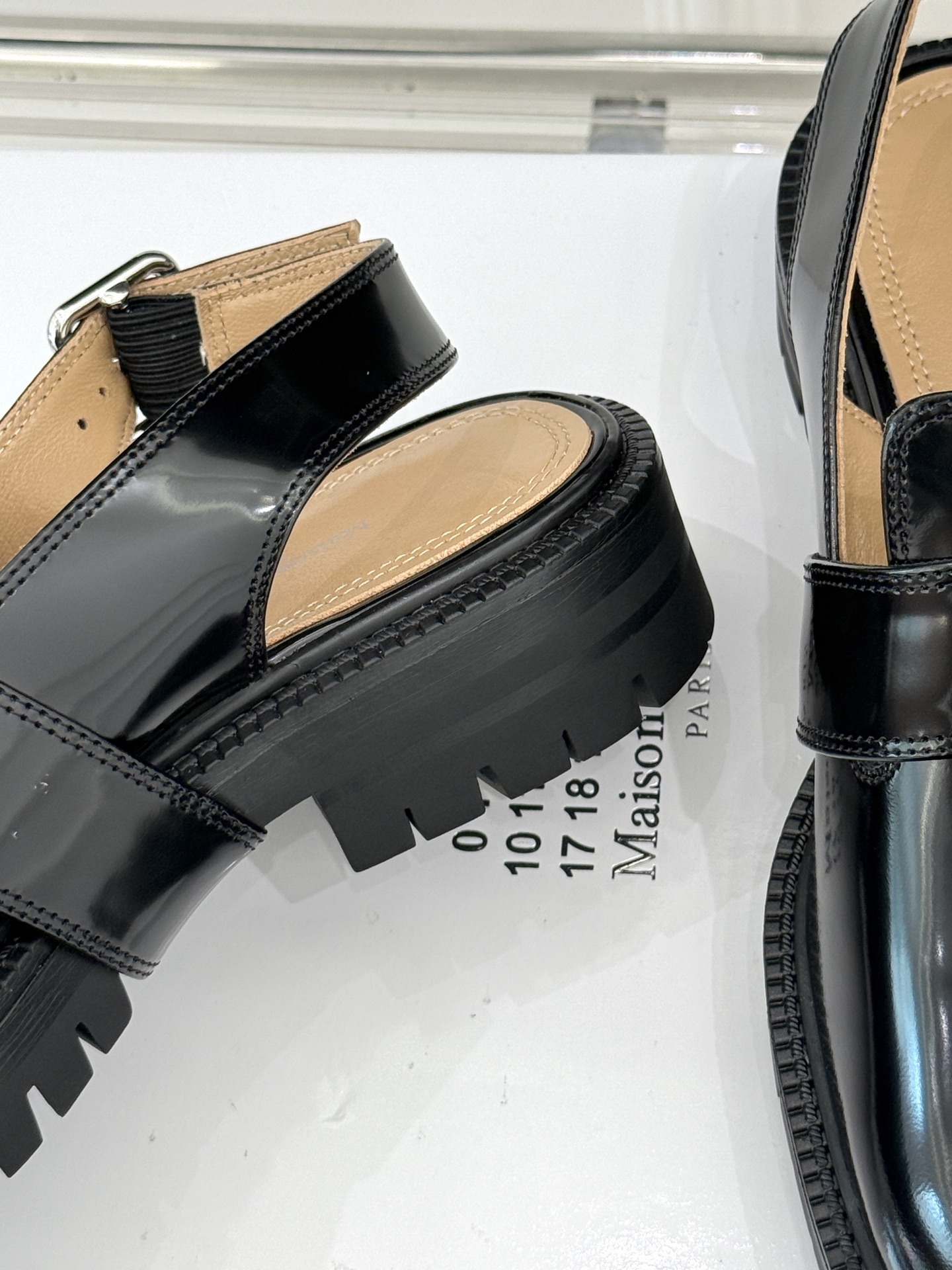 
MaisonMargiela｜MM6马吉拉
复古雕花T字带分趾凉鞋～
刻着“时髦”两字的猪蹄分趾鞋
这