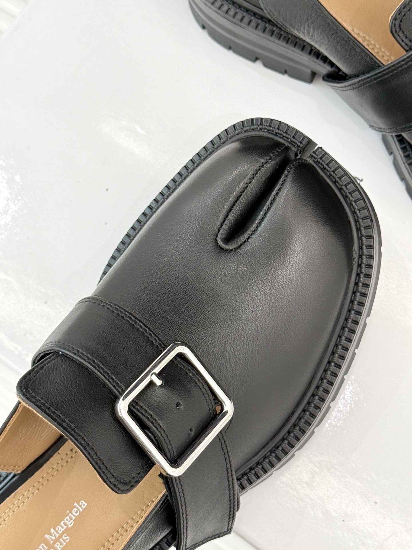
MaisonMargiela｜MM6马吉拉
复古雕花T字带分趾凉鞋～
刻着“时髦”两字的猪蹄分趾鞋
这