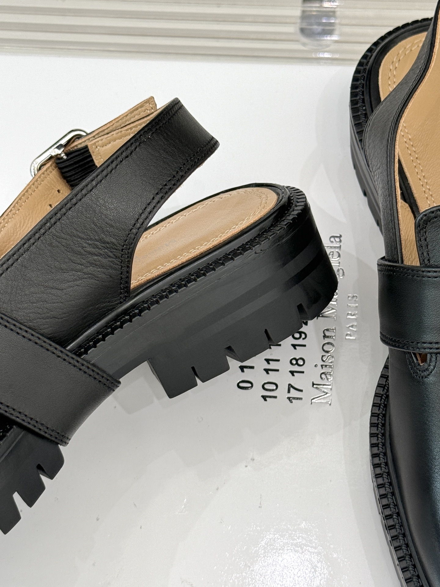 
MaisonMargiela｜MM6马吉拉
复古雕花T字带分趾凉鞋～
刻着“时髦”两字的猪蹄分趾鞋
这
