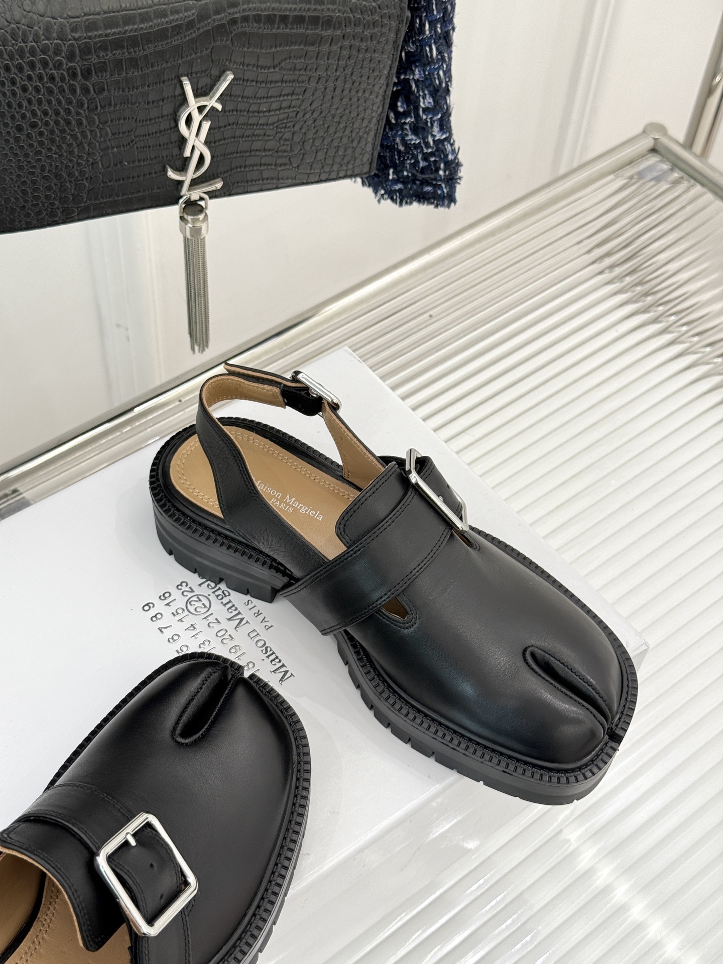 
MaisonMargiela｜MM6马吉拉
复古雕花T字带分趾凉鞋～
刻着“时髦”两字的猪蹄分趾鞋
这