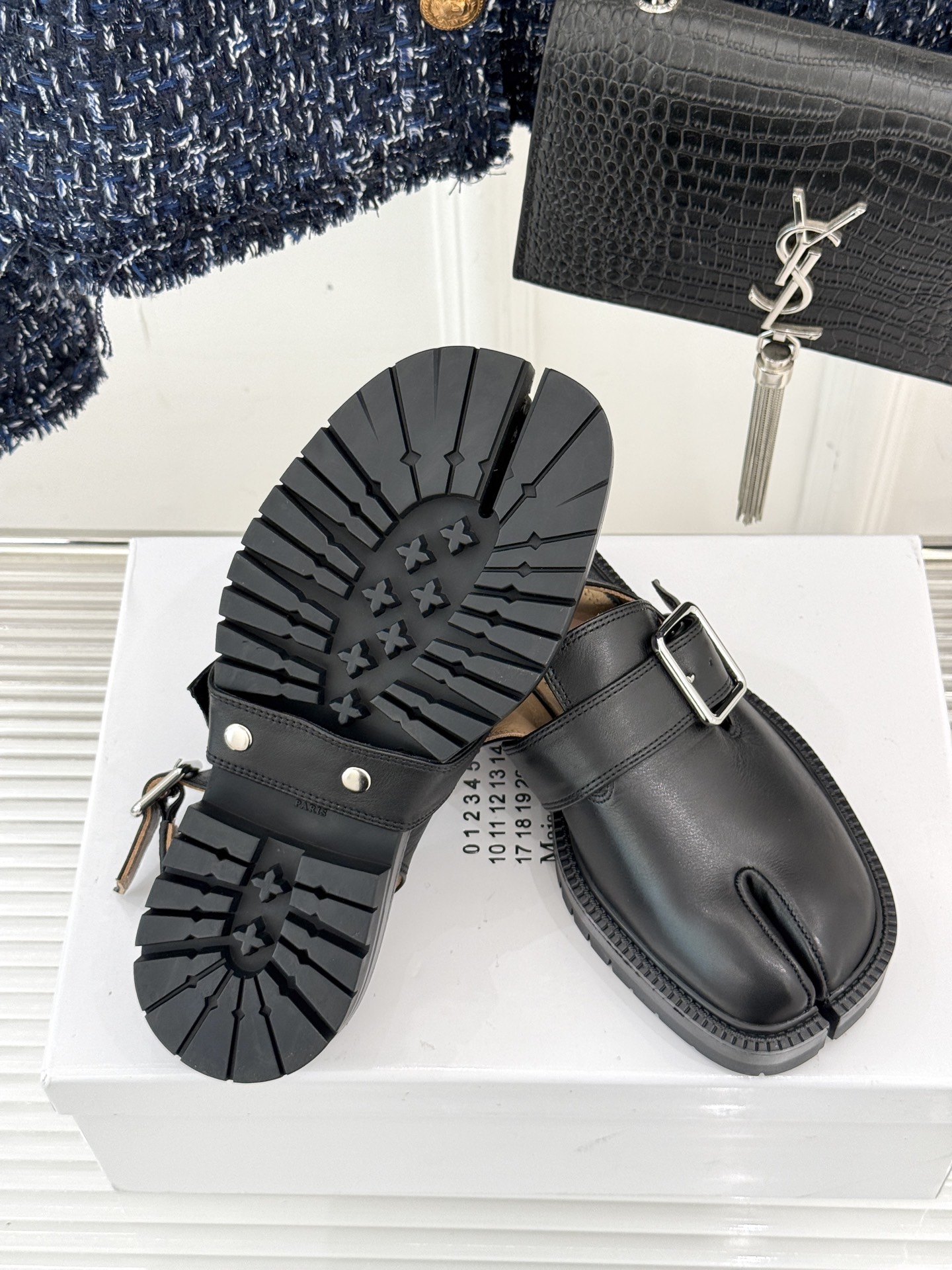 
MaisonMargiela｜MM6马吉拉
复古雕花T字带分趾凉鞋～
刻着“时髦”两字的猪蹄分趾鞋
这