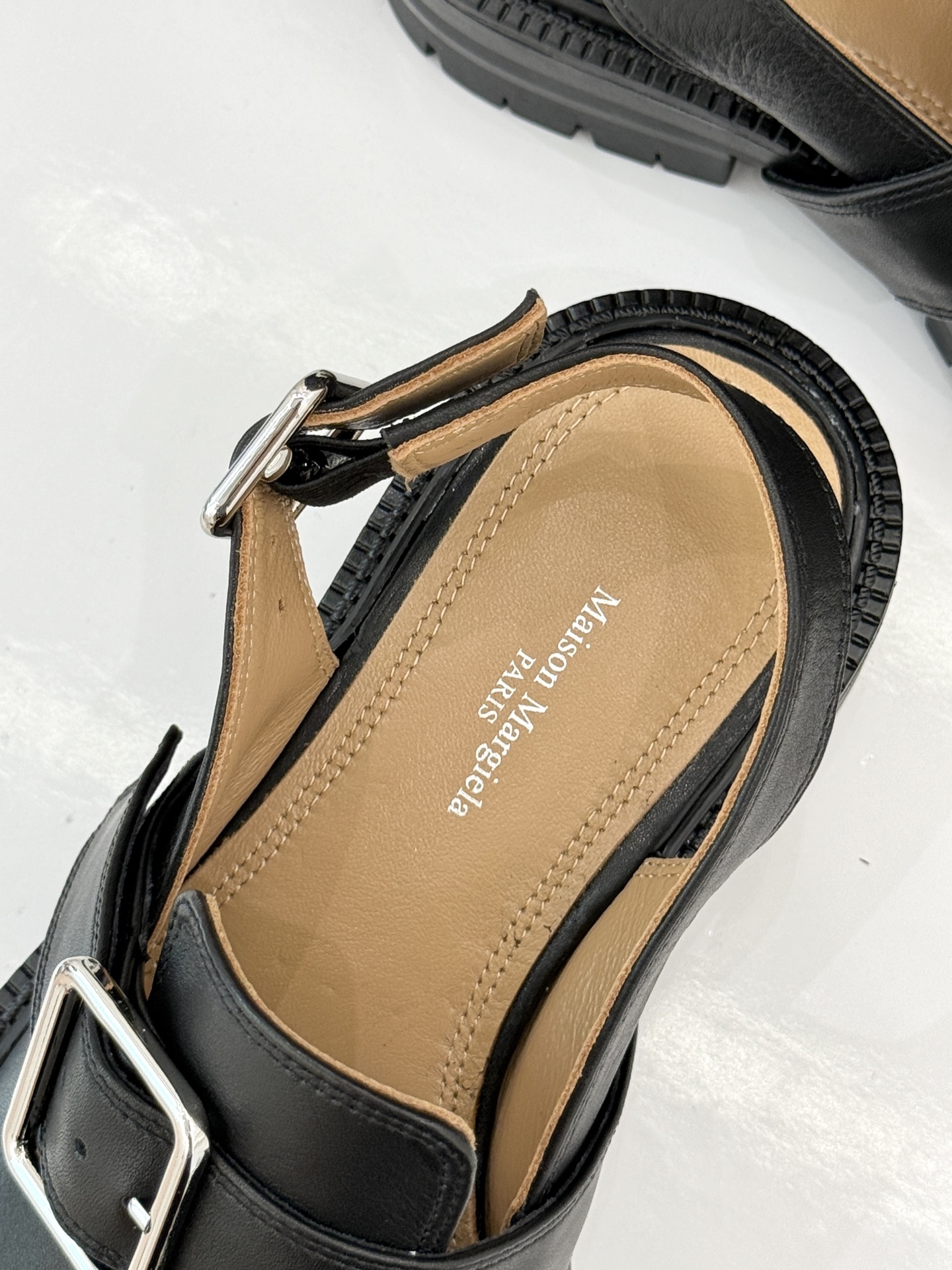 
MaisonMargiela｜MM6马吉拉
复古雕花T字带分趾凉鞋～
刻着“时髦”两字的猪蹄分趾鞋
这