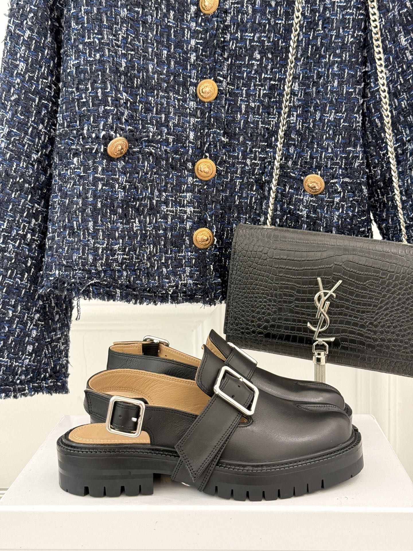 
MaisonMargiela｜MM6马吉拉
复古雕花T字带分趾凉鞋～
刻着“时髦”两字的猪蹄分趾鞋
这