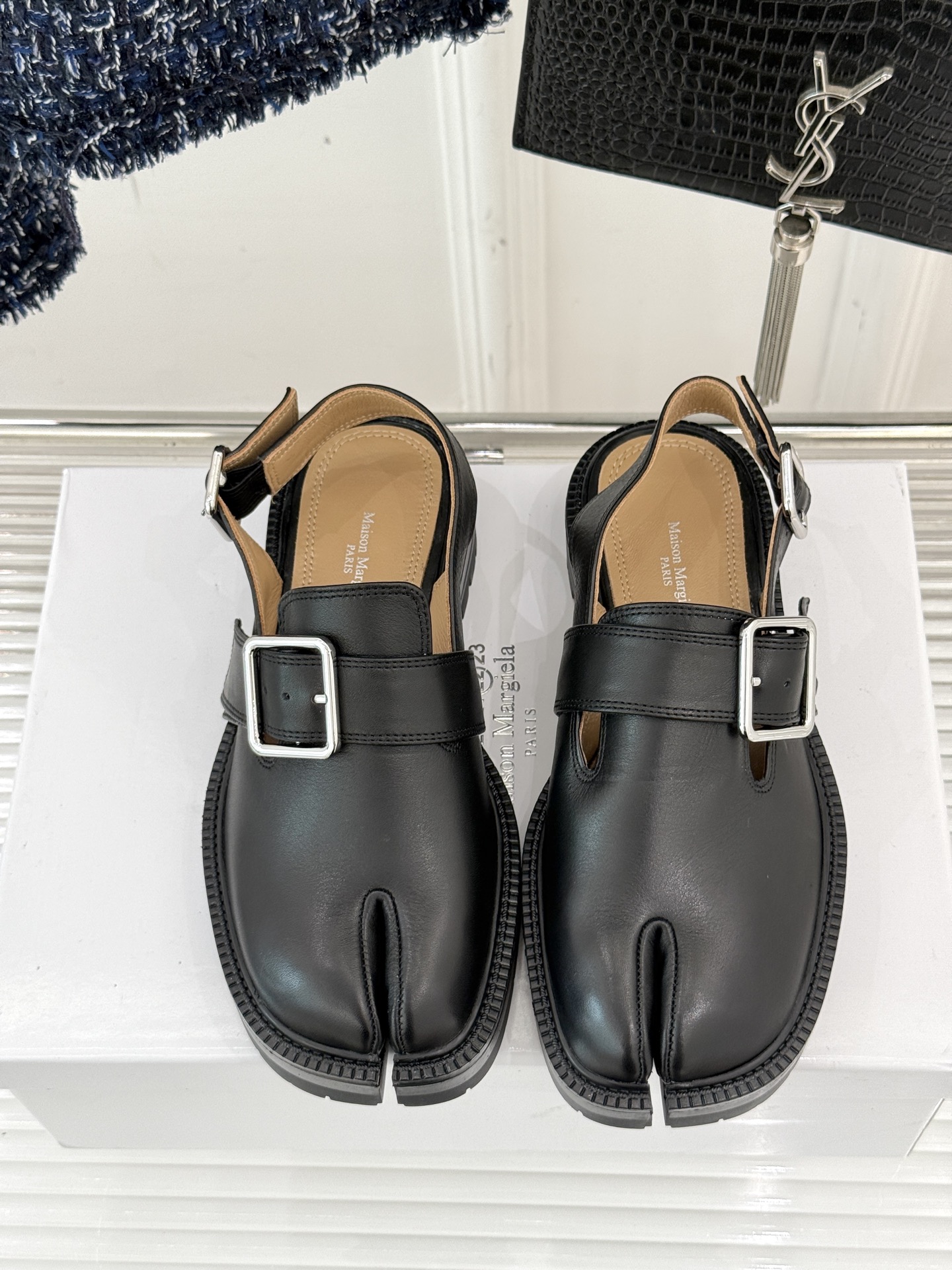 
MaisonMargiela｜MM6马吉拉
复古雕花T字带分趾凉鞋～
刻着“时髦”两字的猪蹄分趾鞋
这