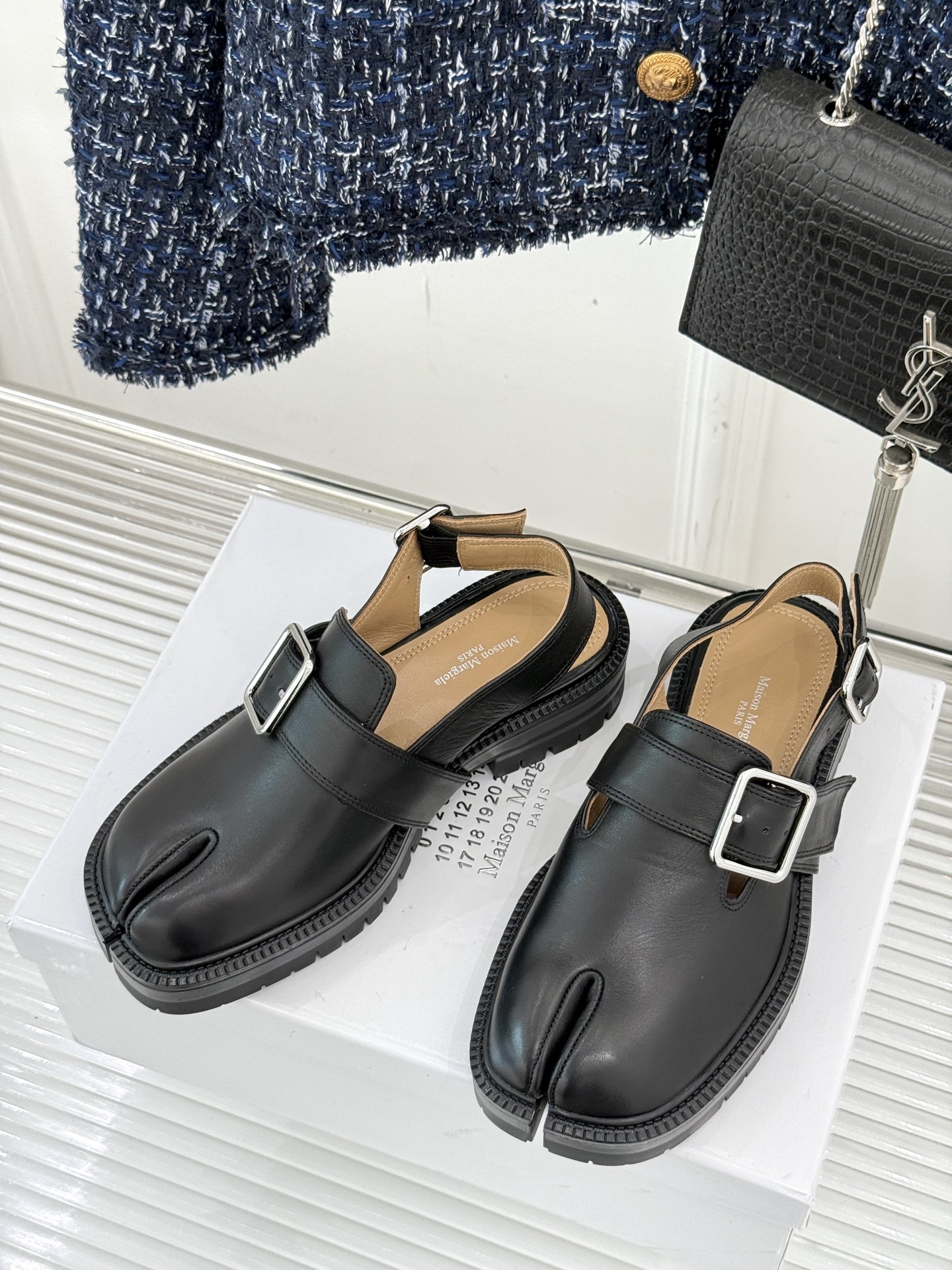 
MaisonMargiela｜MM6马吉拉
复古雕花T字带分趾凉鞋～
刻着“时髦”两字的猪蹄分趾鞋
这