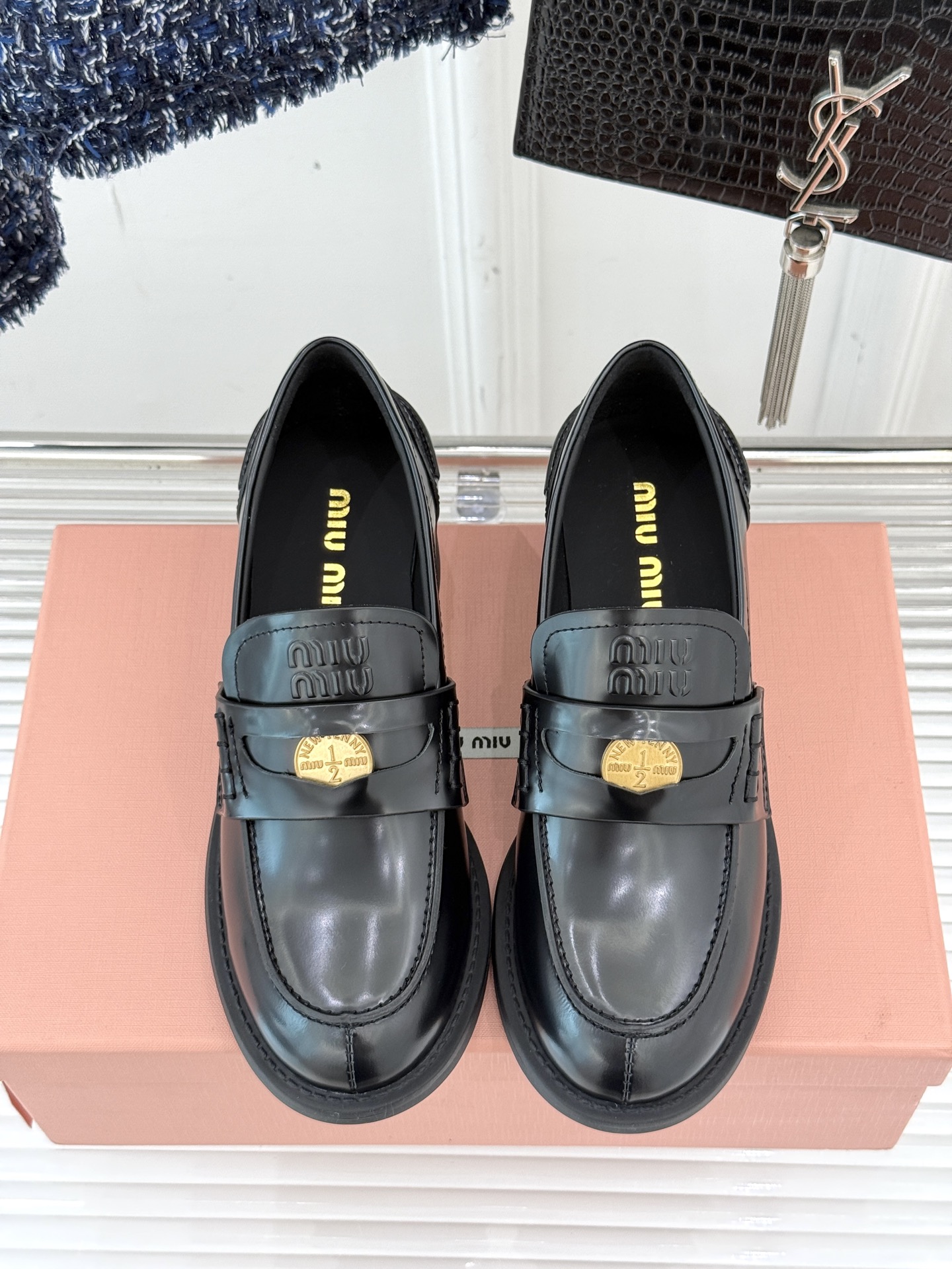 
MiuMiu/缪缪经典走秀款钱币松糕厚底乐福鞋
最近风很大的金币乐福鞋 被挖到了～
满满的复古英伦感 