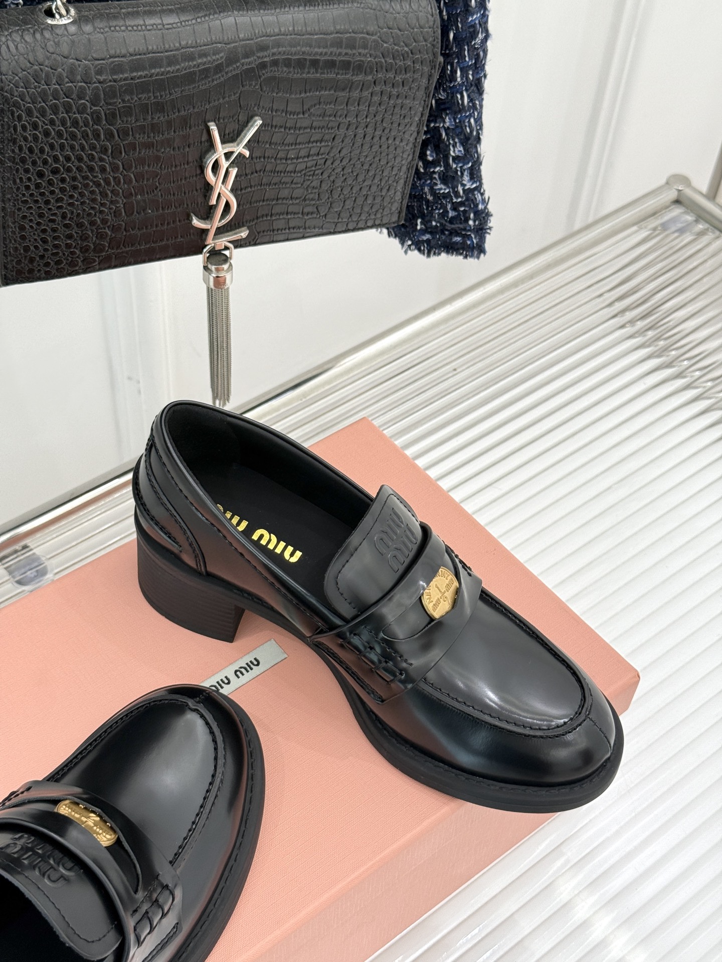 
MiuMiu/缪缪经典走秀款钱币松糕厚底乐福鞋
最近风很大的金币乐福鞋 被挖到了～
满满的复古英伦感 