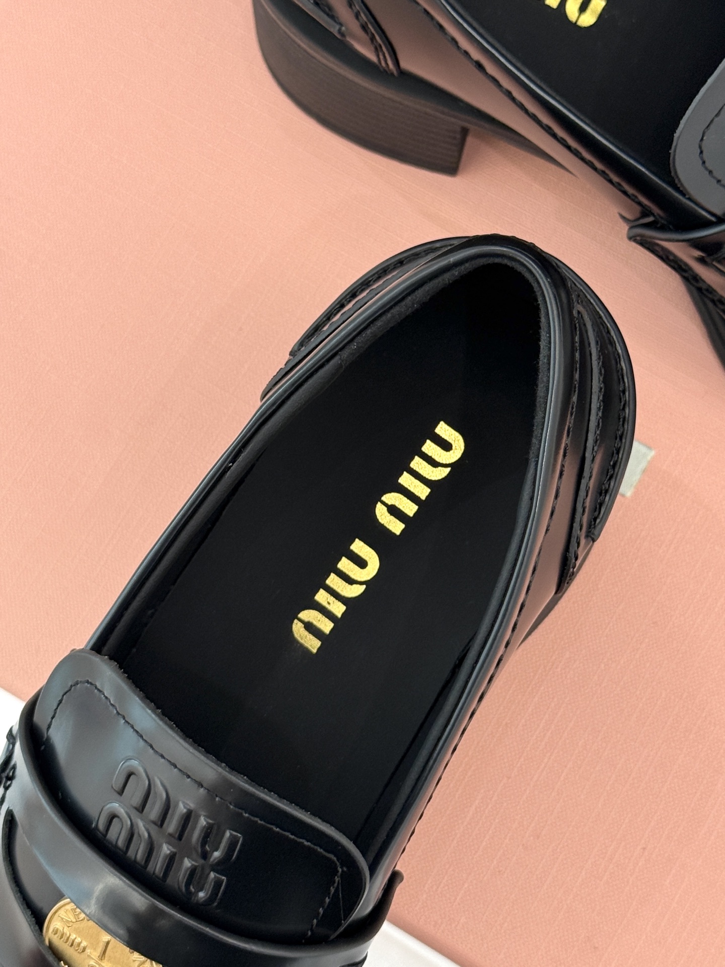 
MiuMiu/缪缪经典走秀款钱币松糕厚底乐福鞋
最近风很大的金币乐福鞋 被挖到了～
满满的复古英伦感 